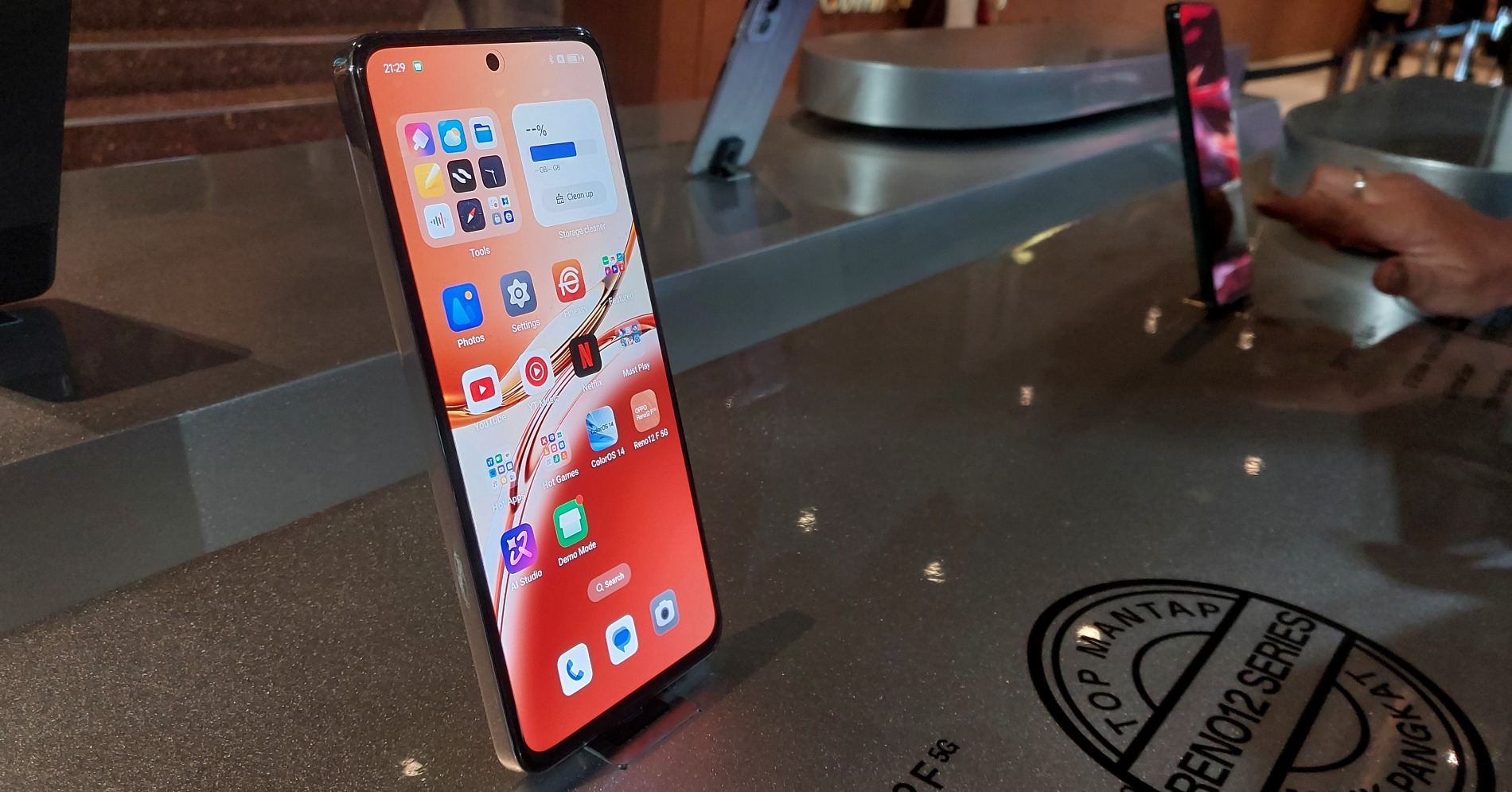 Oppo Reno 12 F. (Sumber gambar: Desyinta Nuraini/Hypeabis.id)