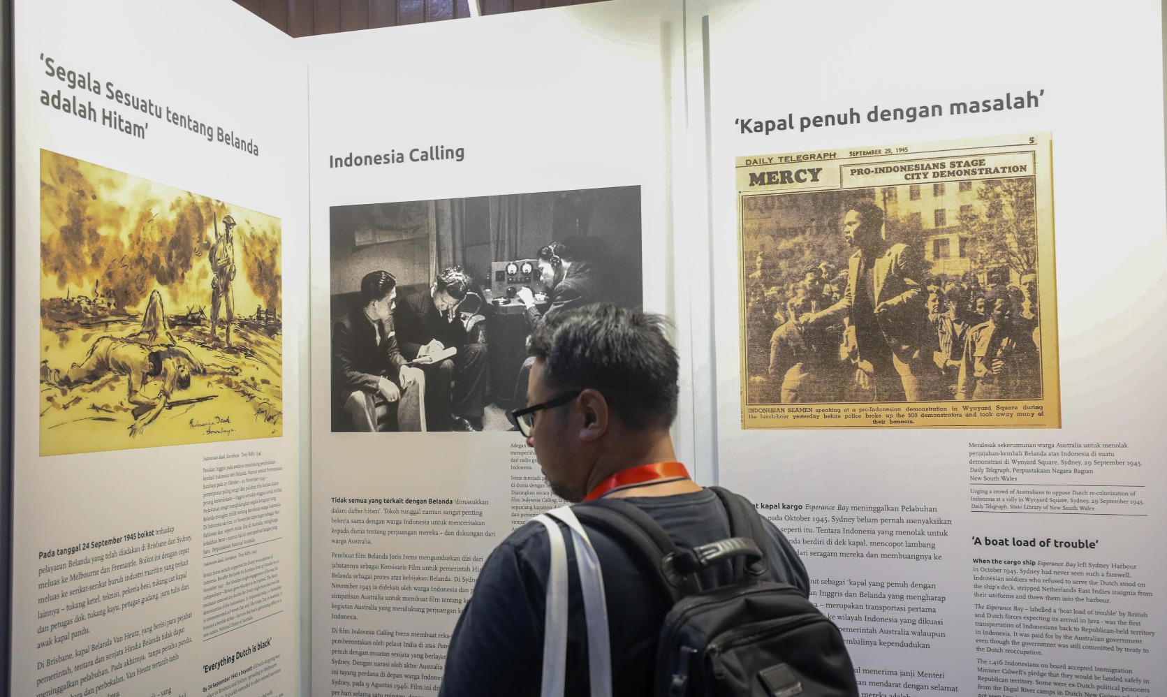 Pengunjung mengamati salah satu karya dalam pameran Two Nations: A Friendship is Born di Museum Bahari Jakarta (sumber gambar: