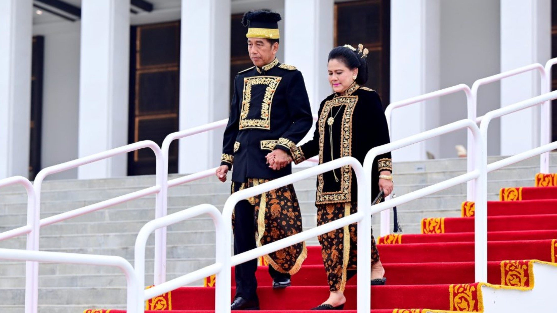 Presiden Joko Widodo dan Ibu Iriana Joko Widodo mengenakan baju adat Kustin yang serasi. (Sumber foto: Sekretariat Presiden)