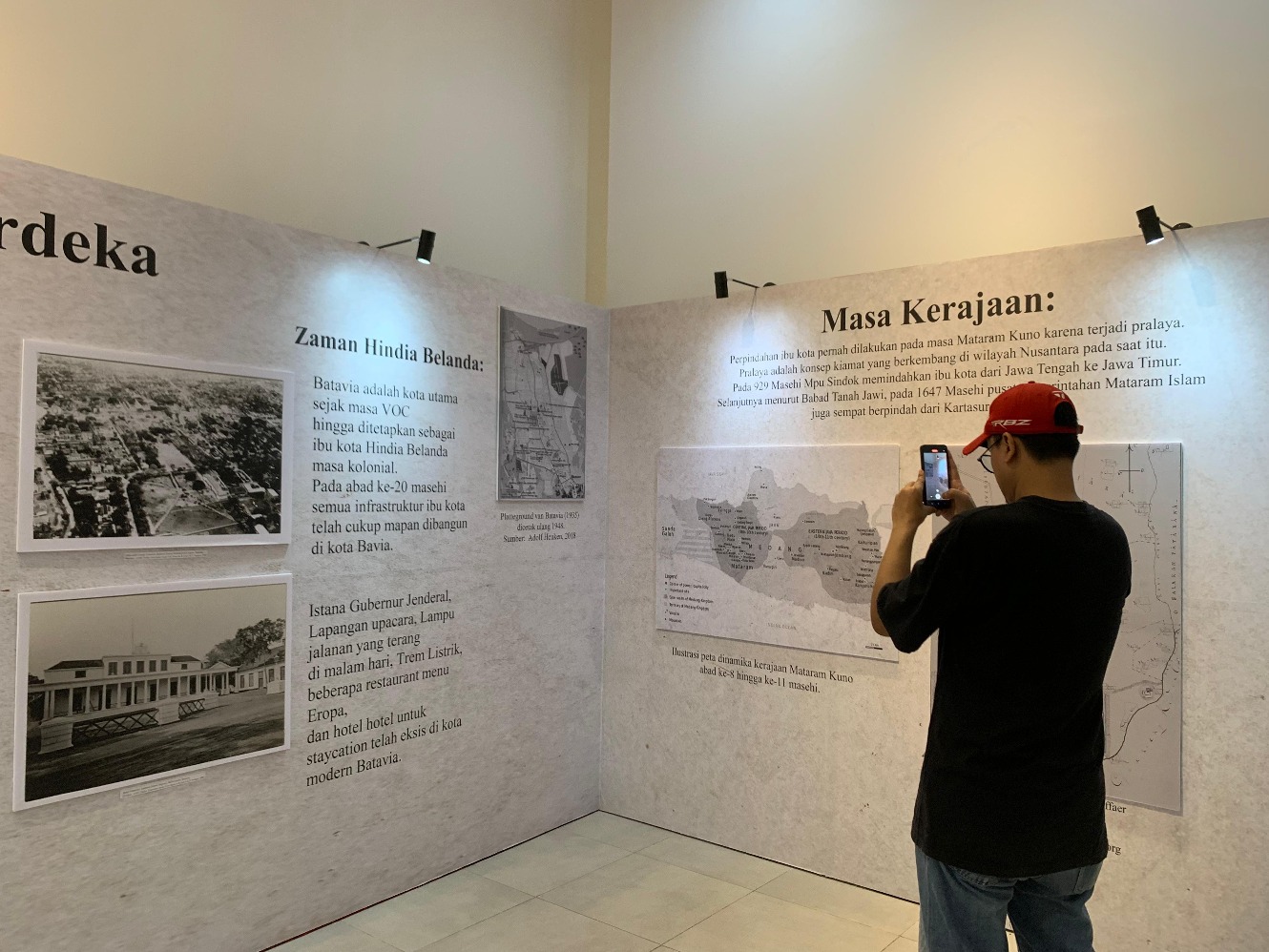 Pengunjung di pameran arsip kepresidenan bertajuk Mari Kemari ke Nusantara, yang berlangsung hingga 20 Agustus 2024 di Galeri Emiria Soenassa Taman Ismail Marzuki (TIM) Cikini Jakarta. Sumber gambar: Hypeabis.id/Luke Andaresta.