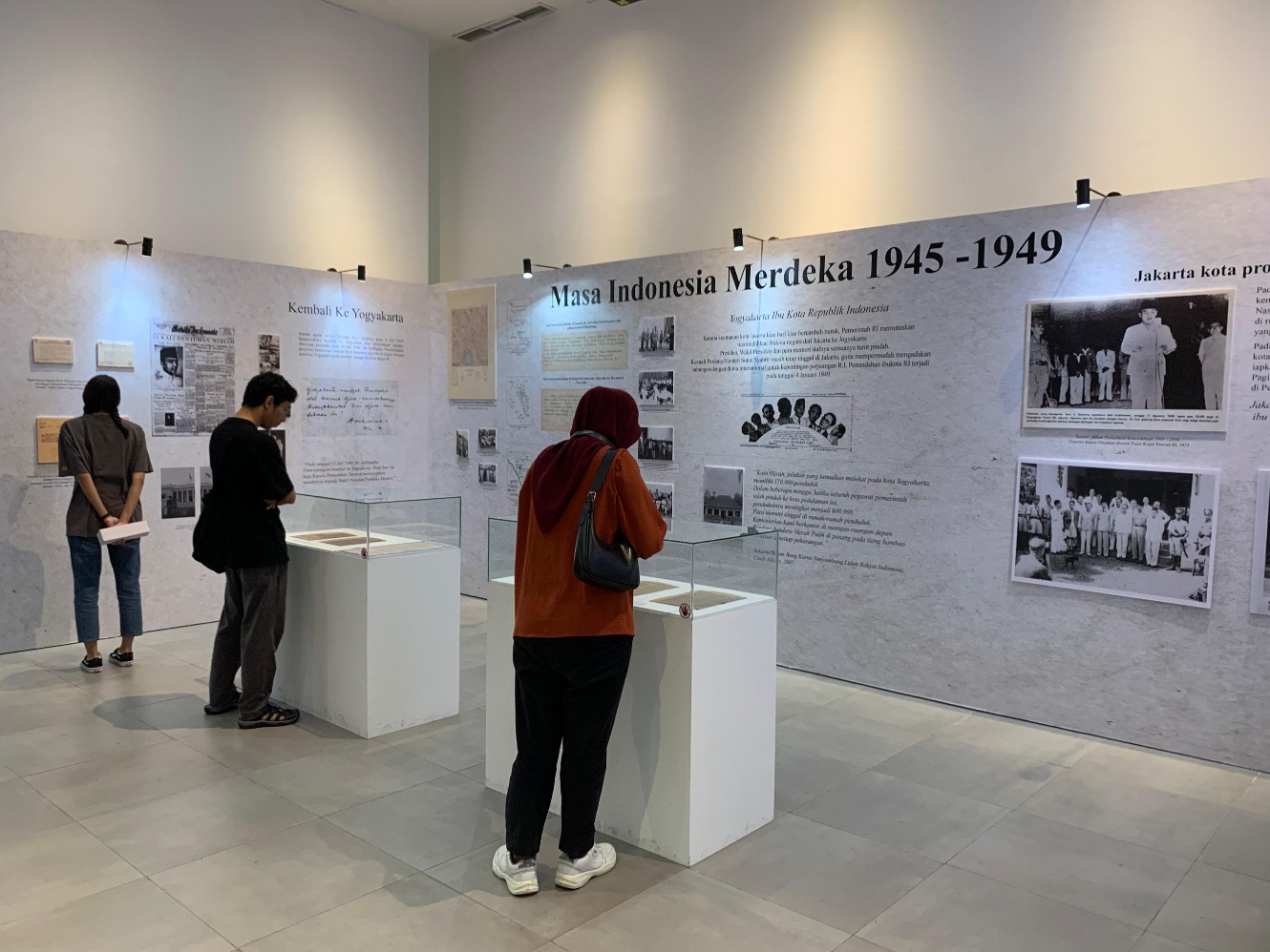 Pengunjung di pameran arsip kepresidenan bertajuk Mari Kemari ke Nusantara, yang berlangsung hingga 20 Agustus 2024 di Galeri Emiria Soenassa Taman Ismail Marzuki (TIM) Cikini Jakarta. Sumber gambar: Hypeabis.id/Luke Andaresta.