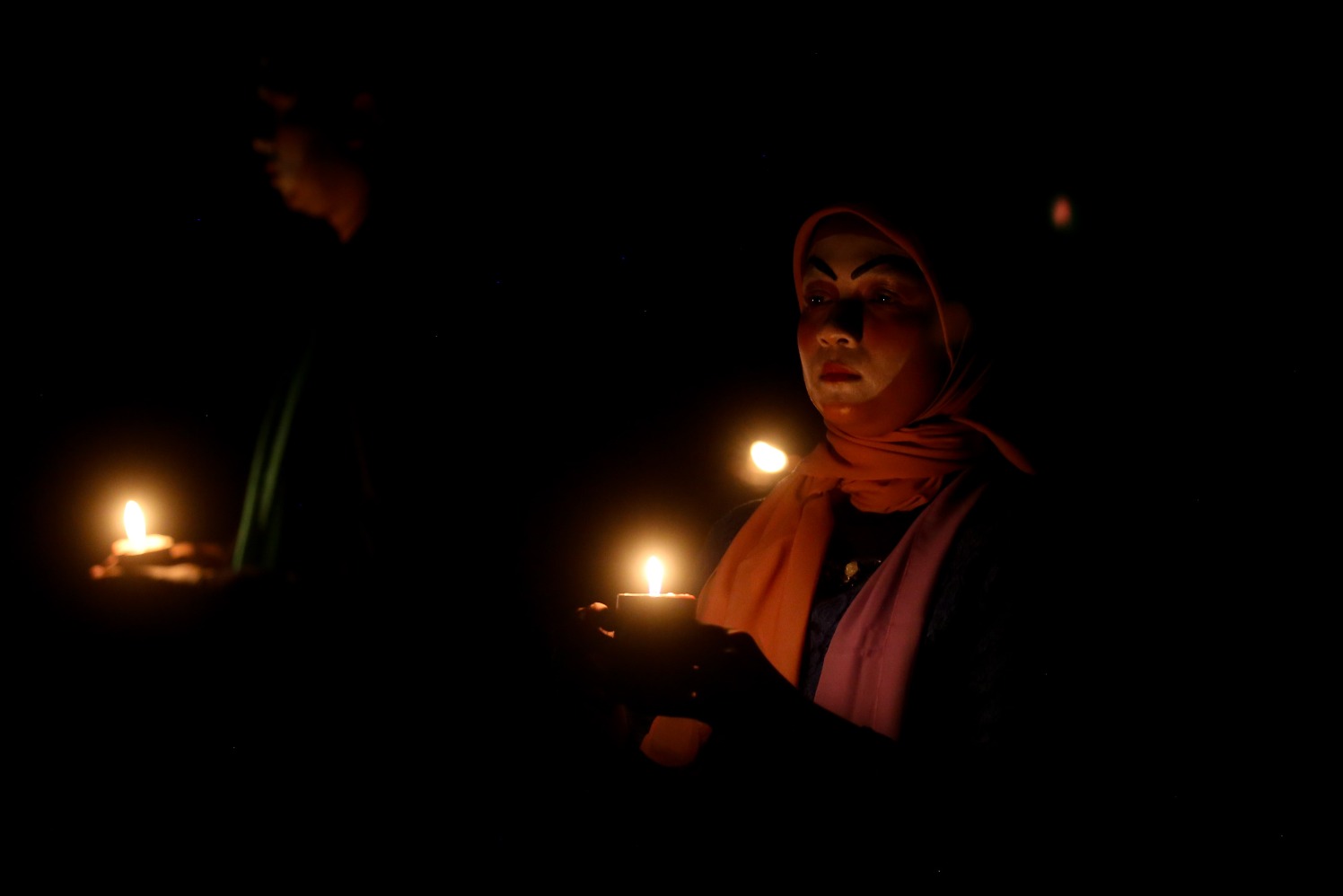  Pemain menampilkan Work in Progres Teater Nggragas dari Teater Asa di Jakarta, Minggu (18/8/2024).  (Sumber gambar: JIBI/Bisnis/Abdurachman)