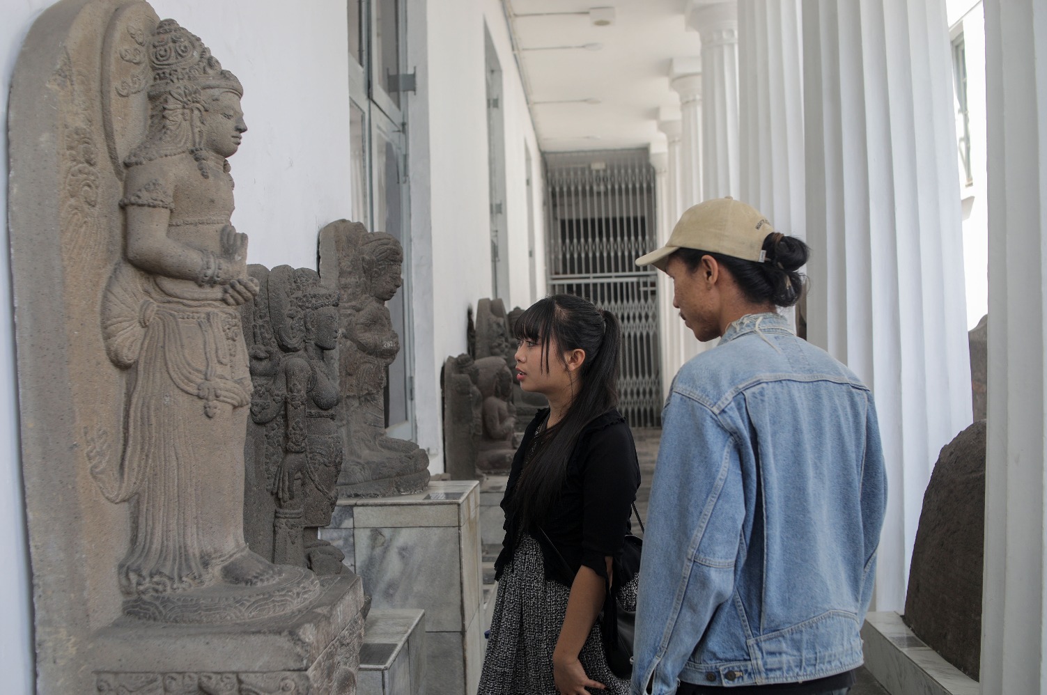 Sejumlah pengunjung menikmati koleksi arca di Museum Nasional (Sumber foto: JIBI/Hypeabis.id/Eusebio Chrysnamurti)