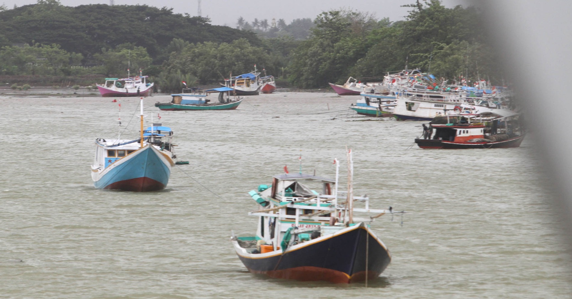 Kapal nelayan terparkir di muara Sungai Jeneberang, Sulawesi Selatan (Sumber gambar: JIBI/Bisnis/Paulus Tandi Bone)