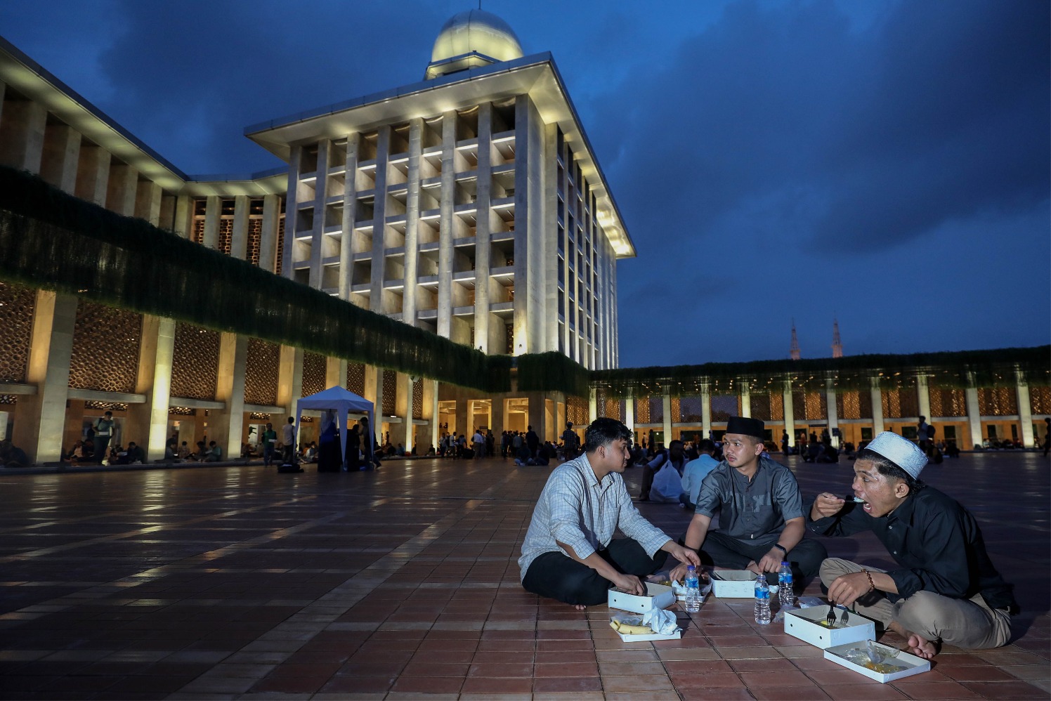 Umat muslim berbuka puasa di Masjid Istiqlal, Jakarta, Rabu (13/3/2024).  (Sumber gambar: Unsplash/JIBI/Bisnis/Eusebio Chrysnamurti)