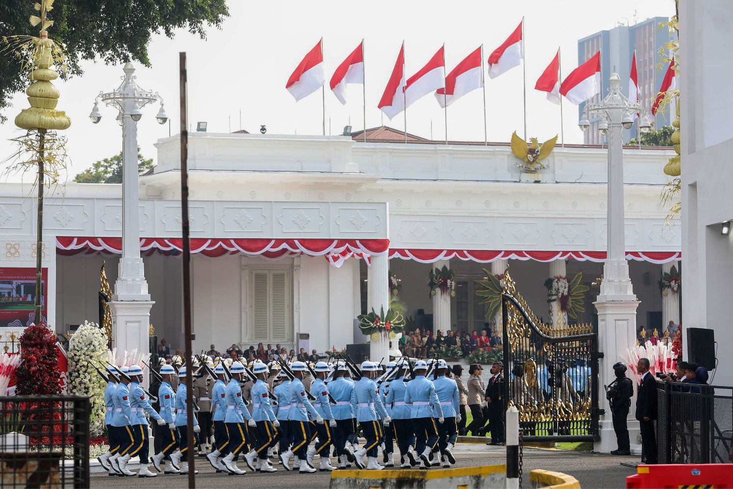 Sejumlah Pasukan berjalan menuju lapangan upacara Peringatan Detik-detik Proklamasi Kemerdekaan Republik Indonesia (RI) di Istana Merdeka, Jakarta, Sabtu (17/8/2024). (Sumber gambar: JIBI/Bisnis/Eusebio Chrysnamurti)