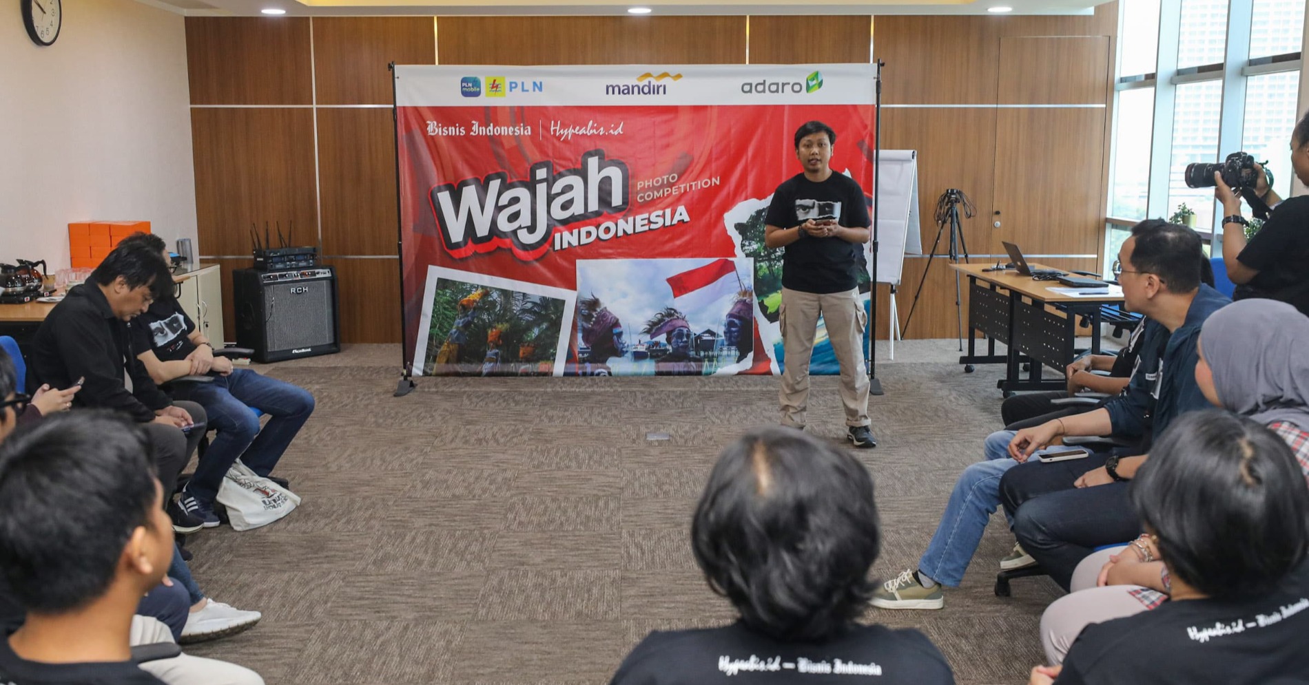 Hypeabis.id/Arief Hermawan P  Ketua Panitia Himawan L Nugraha menyampaikan kata sambutan saat penjurian lomba foto Wajah Indonesia di Wisma Bisnis Indonesia, Jakarta, Kamis (29/8/2024).