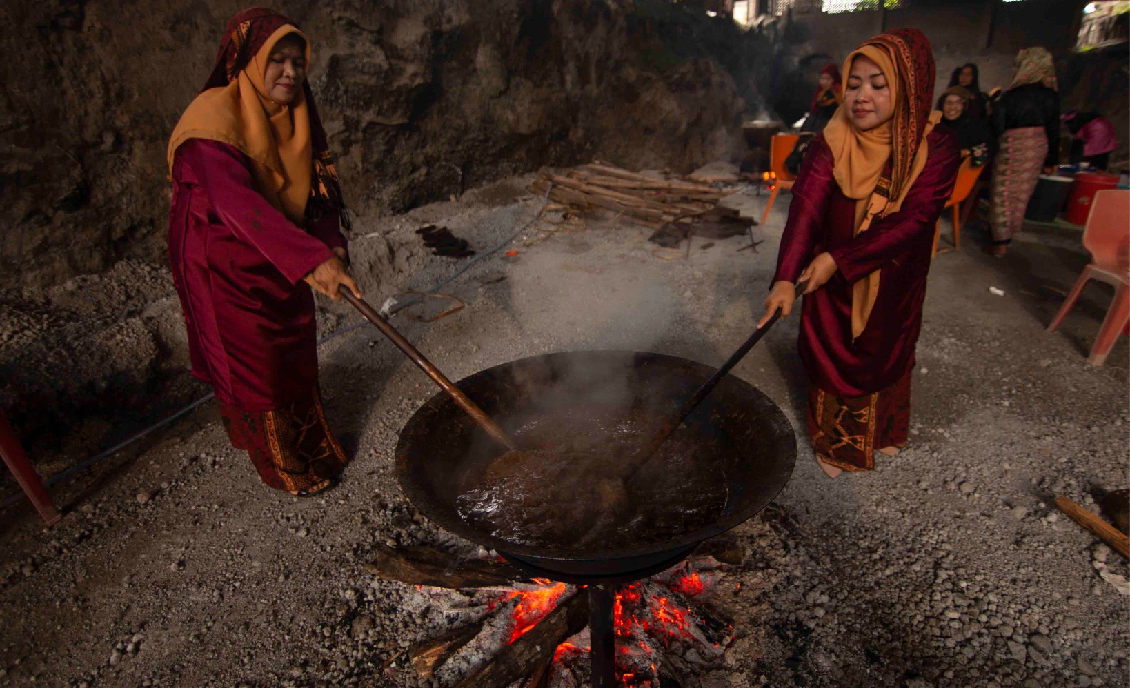 Para ibu-ibu tengah memasak rendang dalam kegiatan Alek Nagari yang berlangsung di Cagar Budaya Nasional Pabrik Indarung I Semen Padang, Sumatra Barat, Rabu (5/7/2023). (sumber gambar: Hypeabis.id/Muhammad Noli Hendra)