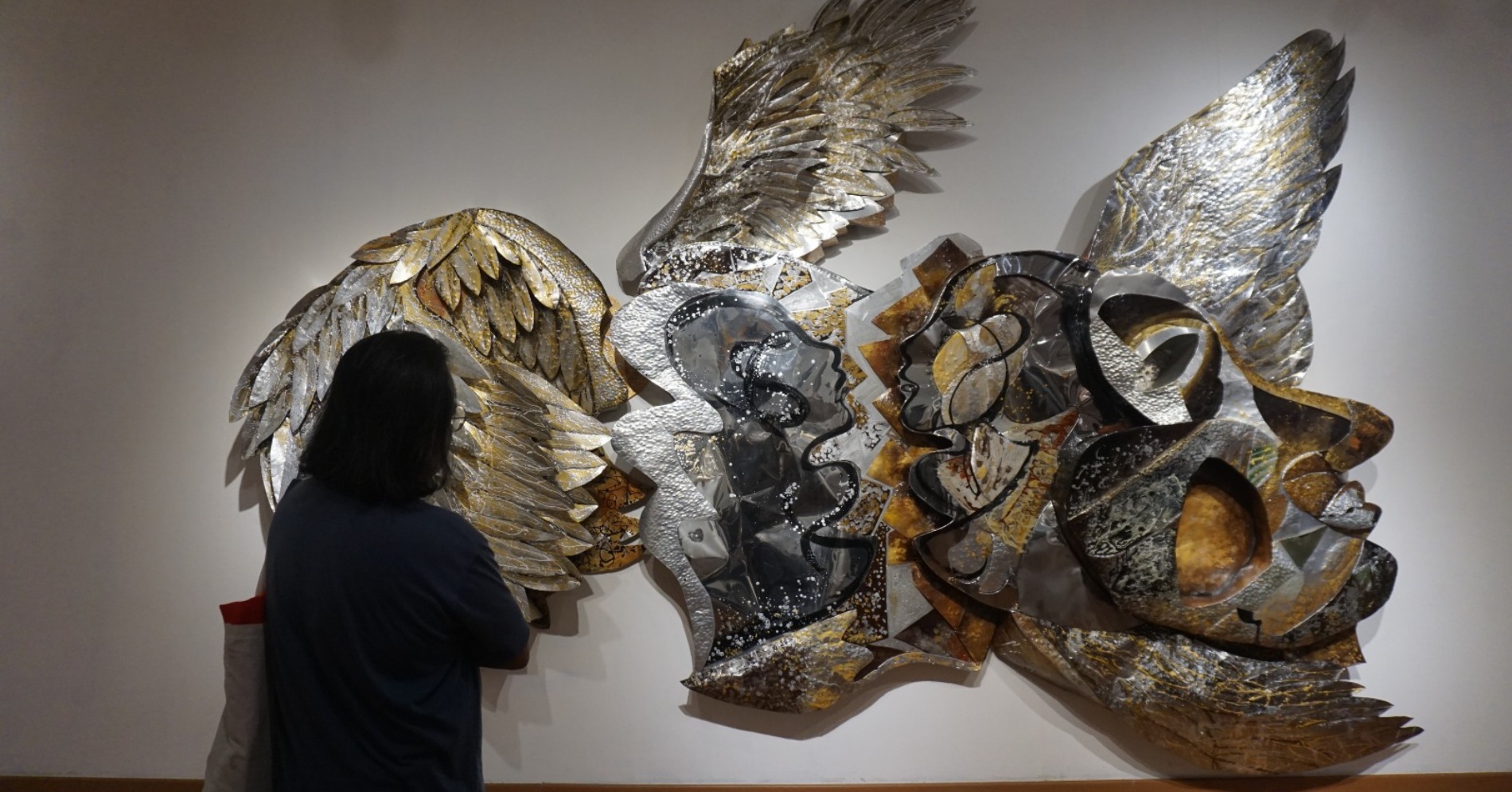 Pengunjung mengamati karya Lini Natalini Widhiasi dalam pameran Infinity Yin Yang di Galeri Nasional Indonesia (sumber gambar: Hypeabis.id/Salsabila Rahmadhany)