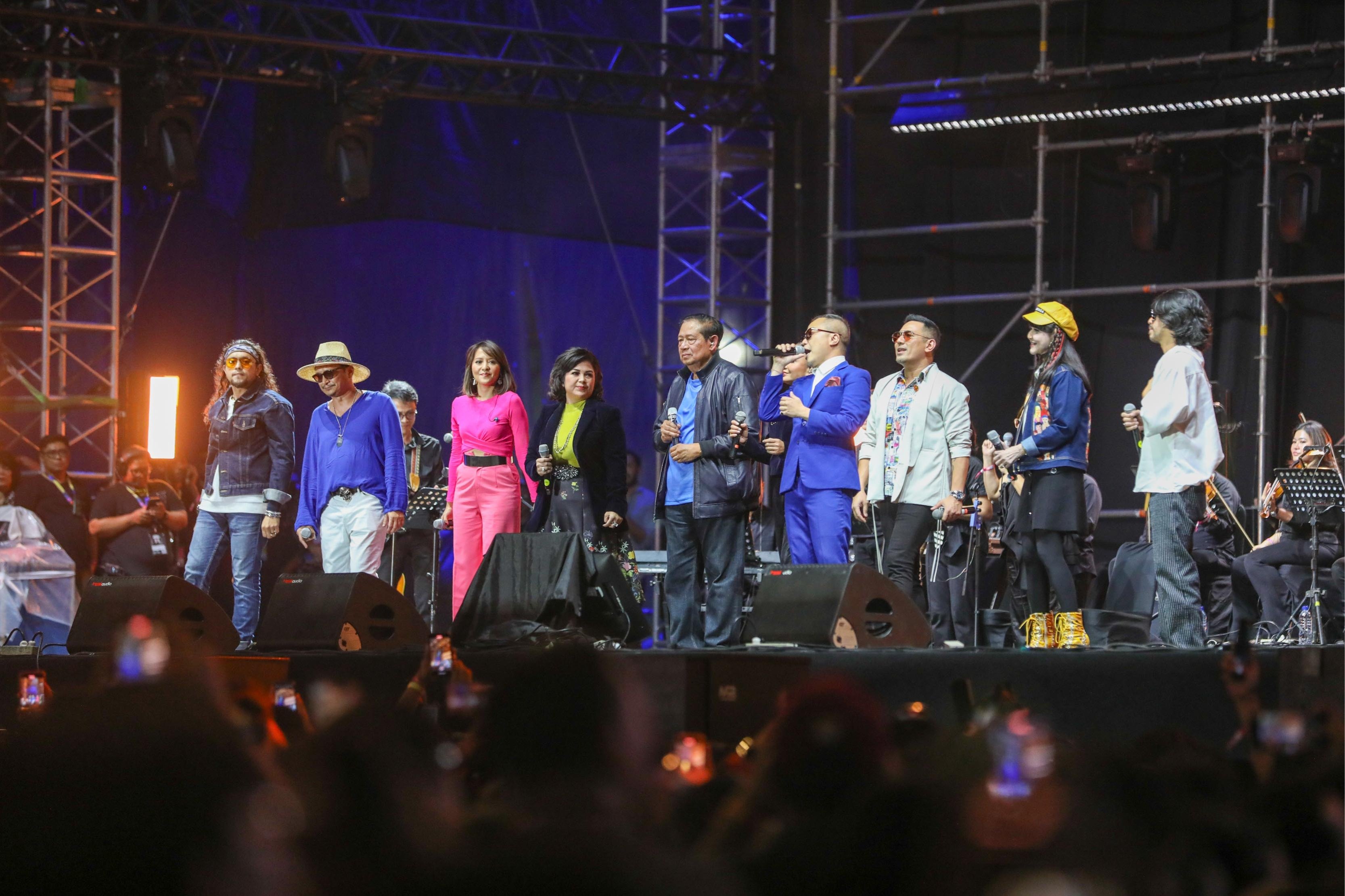 Susilo Bambang Yudhoyono (SBY) bersama sejumlah musisi tampil dalam acara Pestapora 2024 di JIExpo Kemayoran, Jakarta, Jumat (20/9/2024). 