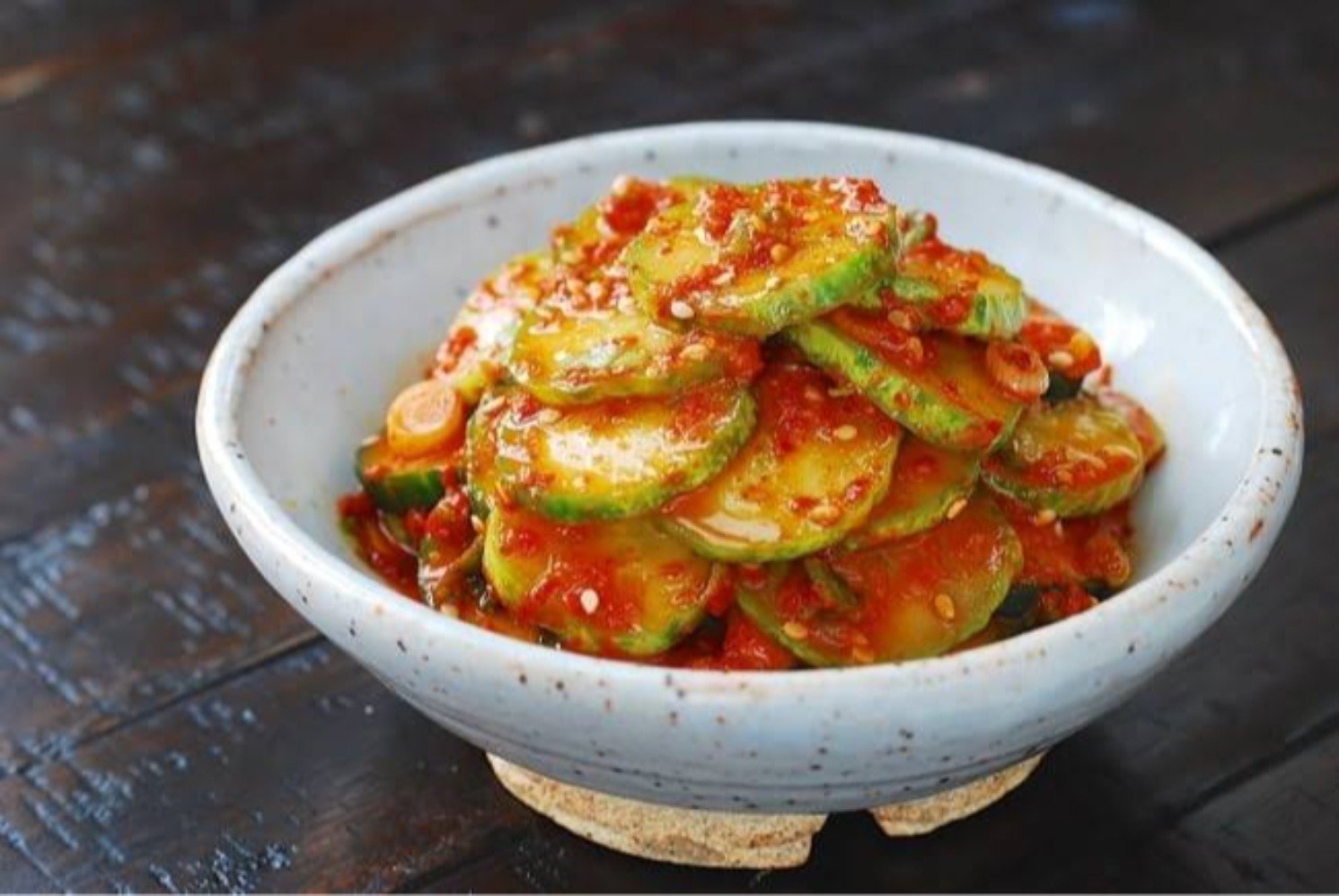 Spicy Cucumber Salad atau Oi Muchim. (Sumber gambar: Maangchi/YouTube)