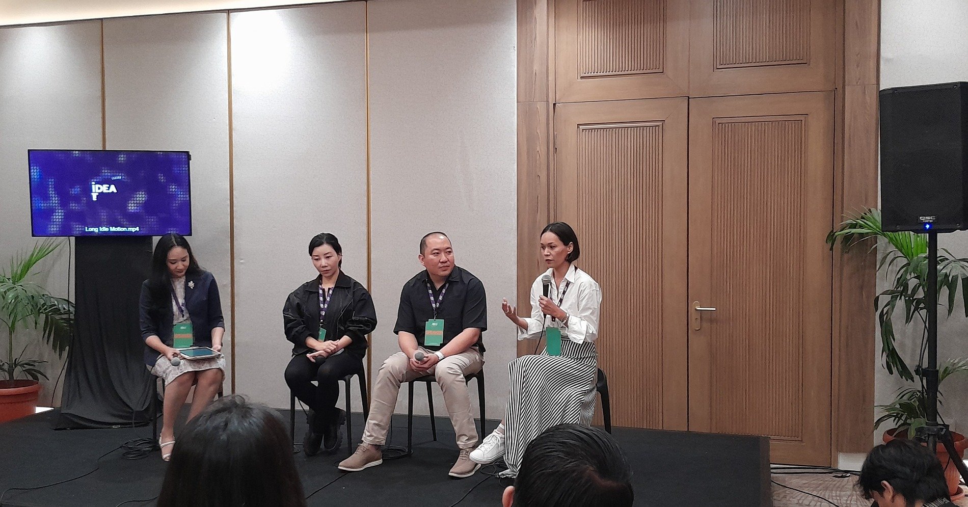 Direktur Museum MACAN Venus Lau, Founder Tumurun Museum Iwan Kurniawan Lukminto, dan CEO Culture Lab Sadiah Boonstra  dalam diskusi Curated Experiences for Elevated Culture di Idea Fest 2024, Jakarta, Minggu (29/9/2024). (Sumber gambar: Chelsea Venda/Hypeabis.id)