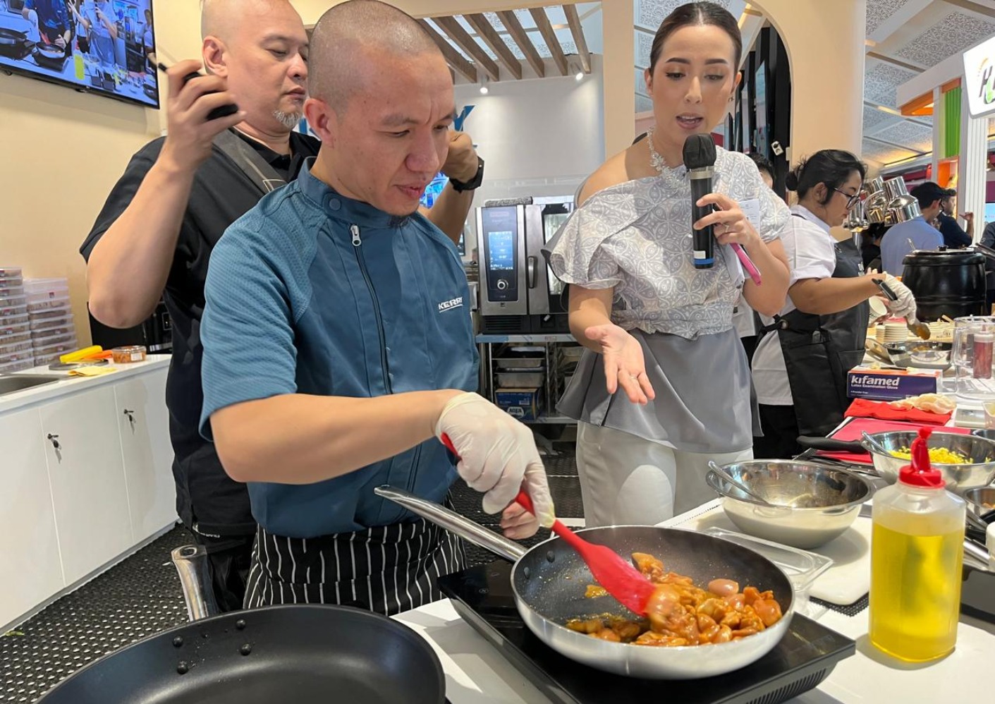 Chef Ikhsan Farizki dalam agenda Cooking Demo Kerry Group (Sumber gambar: Indah Permata Hati/Hypeabis.id)