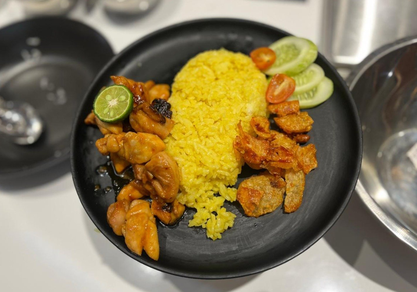 Olahan nasi kuning dari Chef Ikhsan Farizki dalam agenda Cooking Demo Kerry Group (Sumber gambar: Indah Permata Hati/Hypeabis.id)