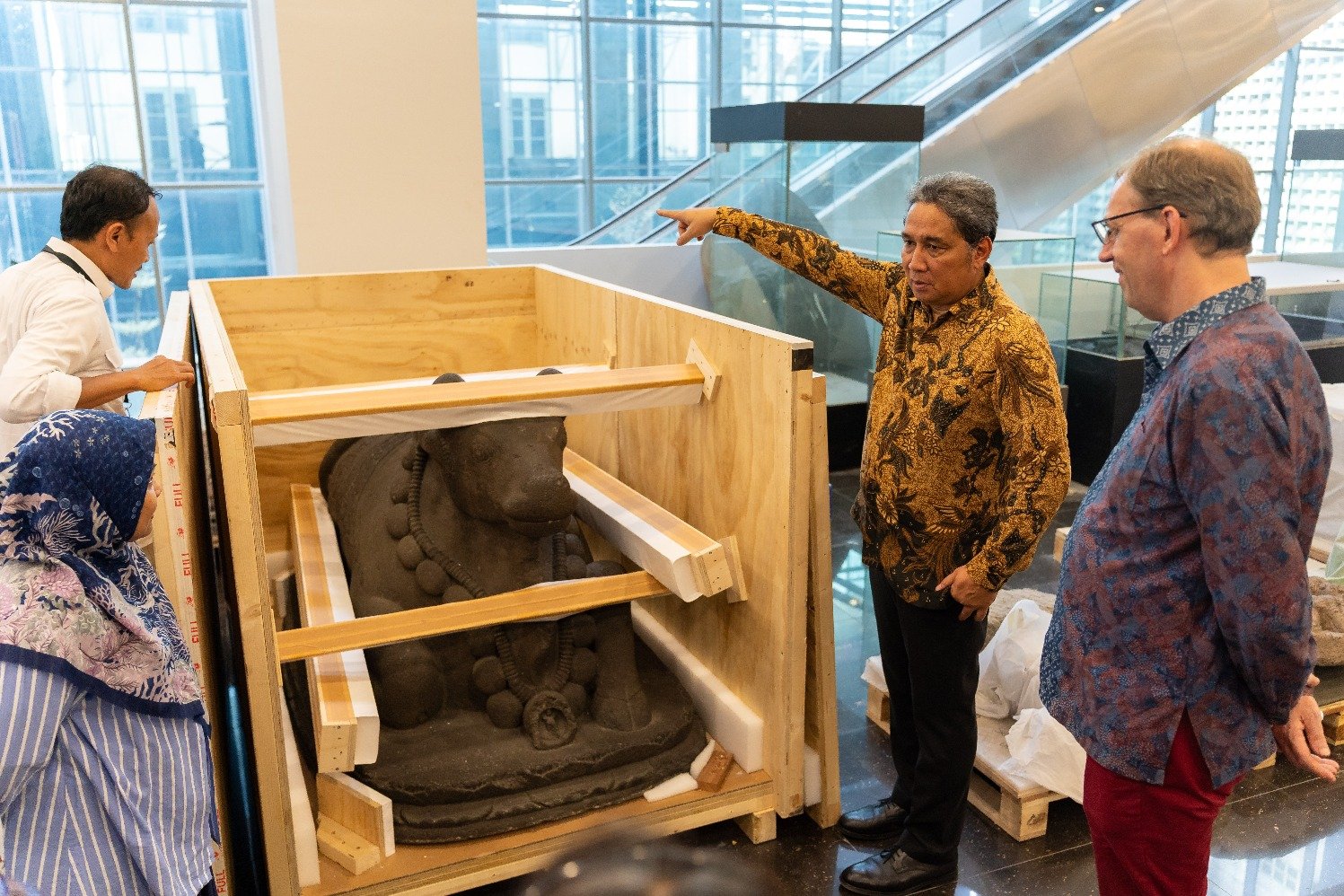 Proses Peninjauan Koleksi Hasil Repatriasi oleh Bapak Hilmar Farid Dirjen Kebudayaan Kemendikbudristek bersama Mr. Adriaan Palm Deputy Head of Mission  Embassy of the Kingdom of the Netherlands in Indonesia (Sumber gambar: IHA)