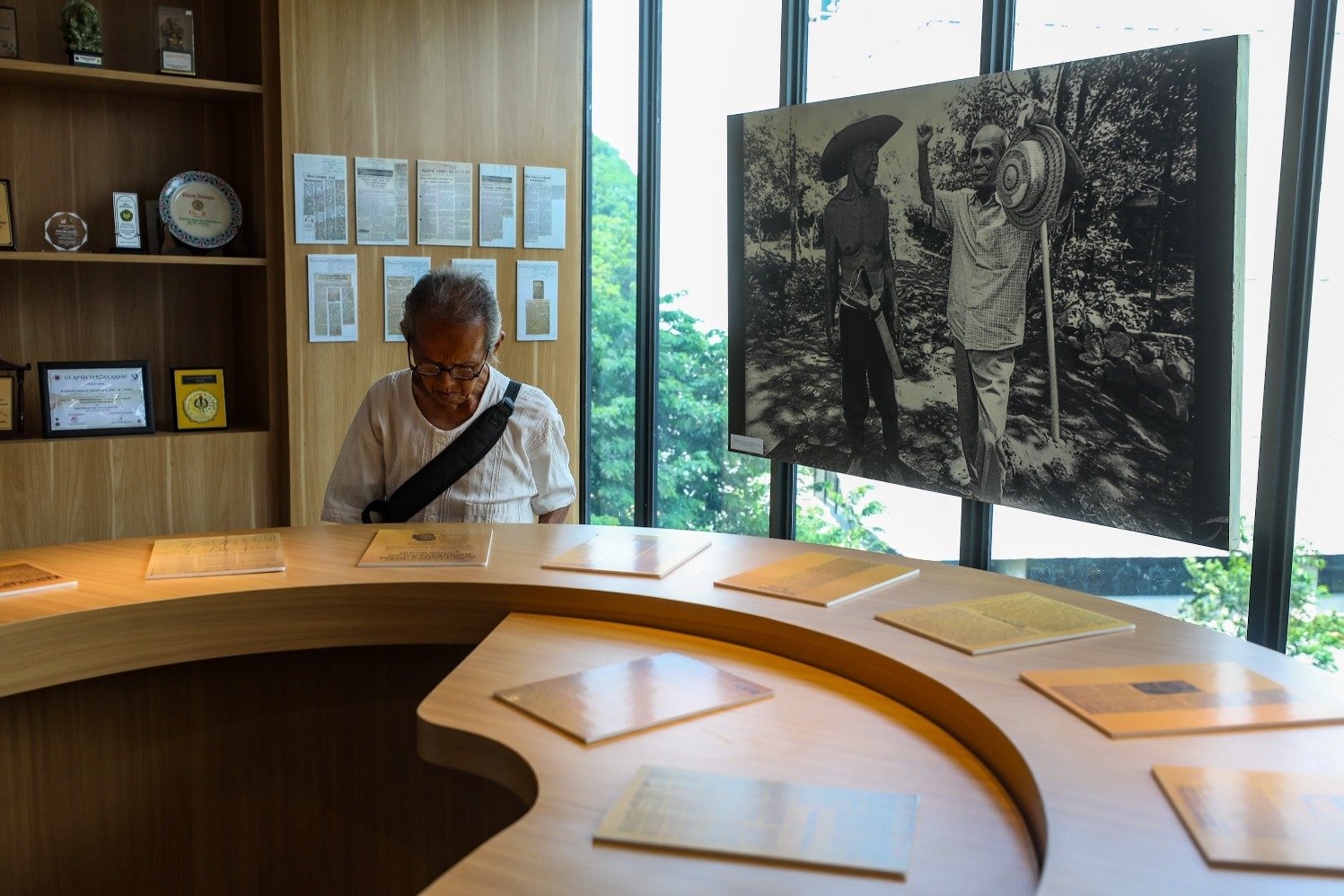 Pengunjung melintas saat pameran Arsip 100 Tahun Sitor Situmorang Wajah Tak Bernama di Jakarta, Rabu (2/10/2024).  (Sumber gambar: JIBI/Bisnis/Abdurachman)