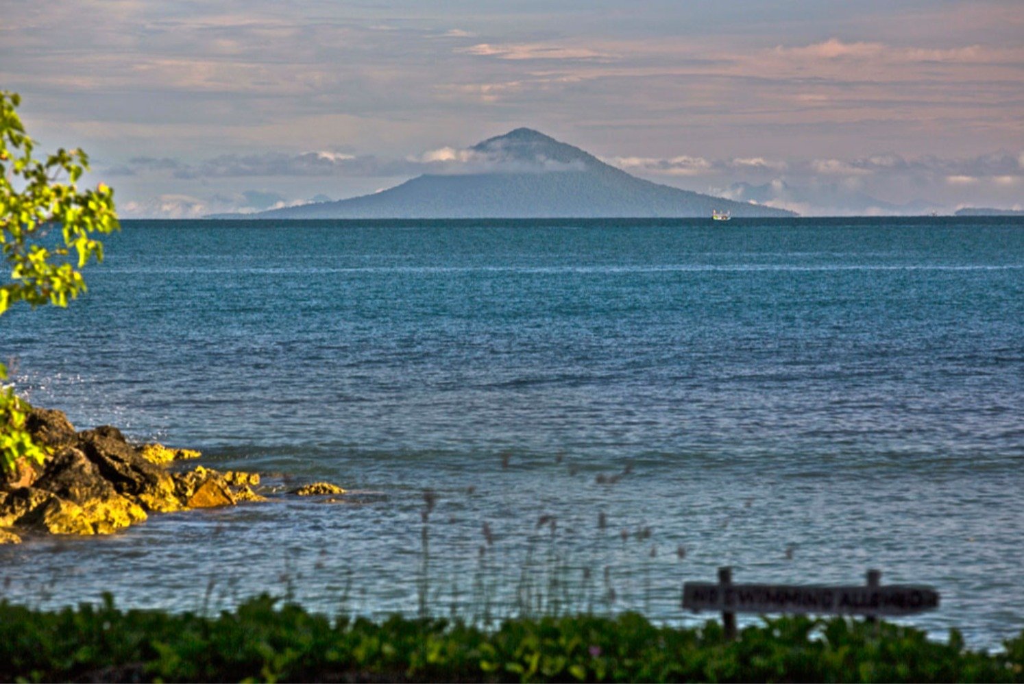 Keindahan Gunung Krakatau dari Tanjung Lesung (Sumber gambar: Tanjunglesung.com)