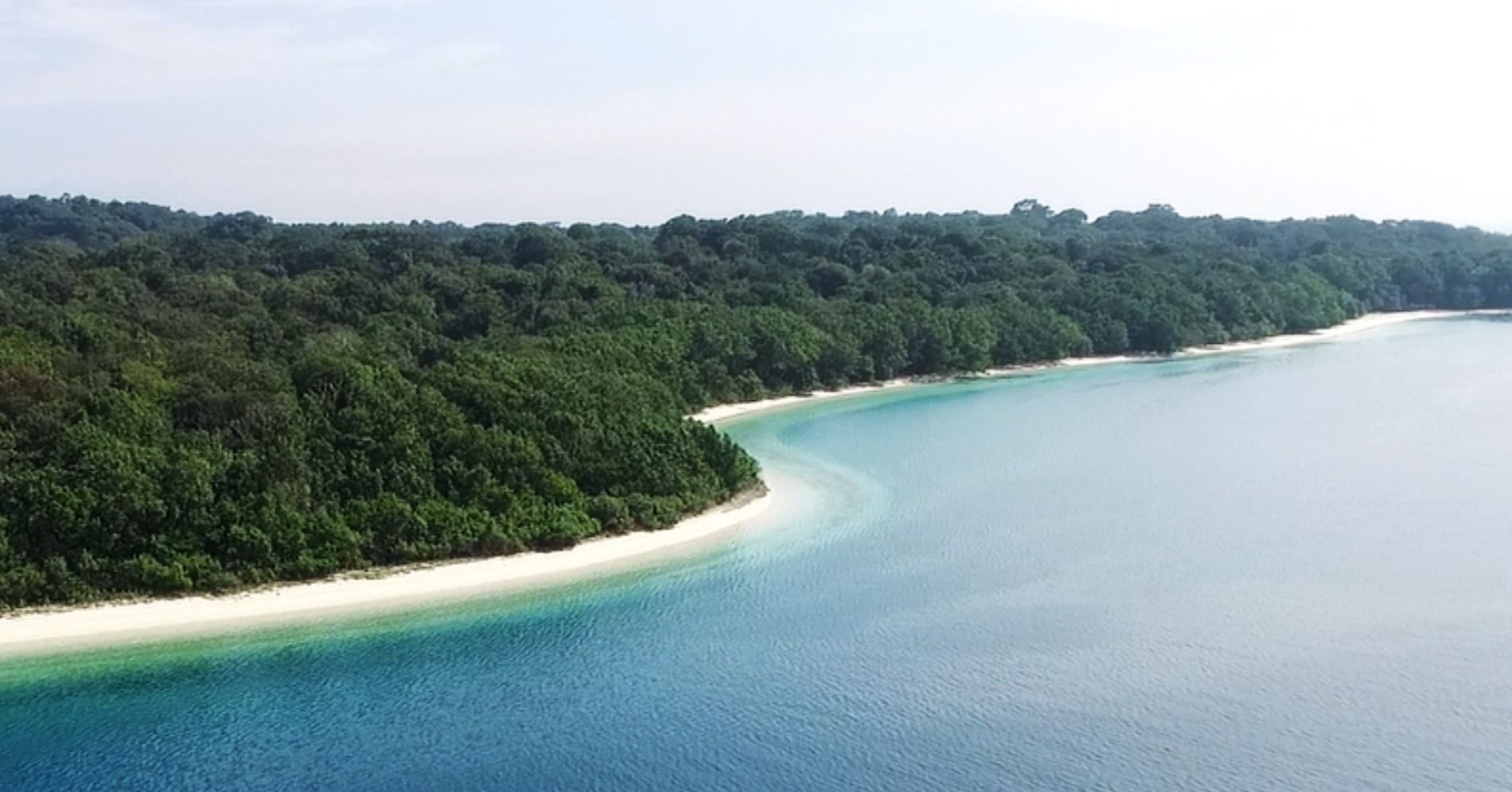 Menikmati pesona destinasi wisata Pulau Peucang, tempat dimana pantai pasir putih bertemu dengan lautan biru (sumber : https://tnujungkulon.menlhk.go.id/show/index/82/Pulau-Peucang)