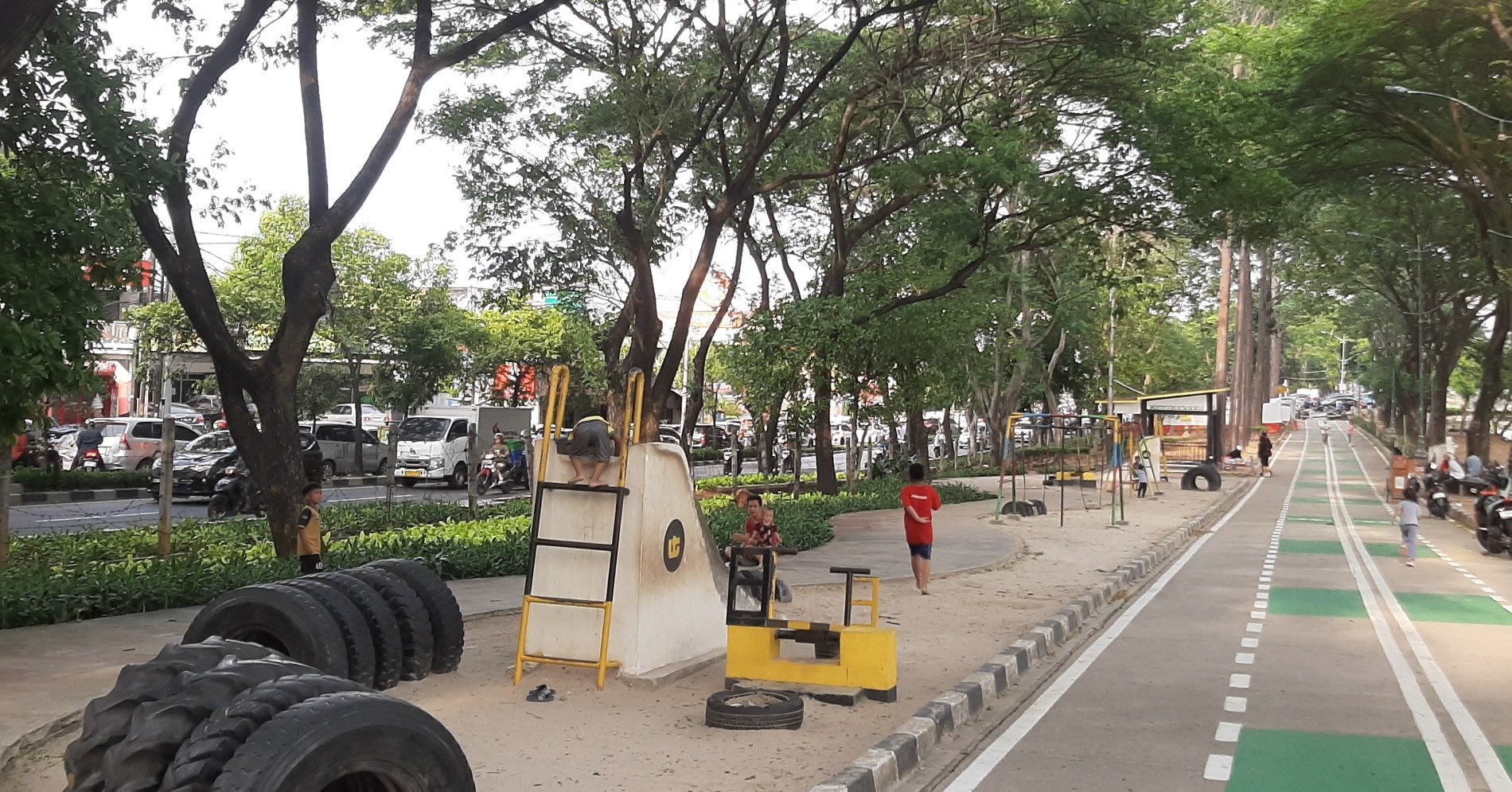 Anak-anak tengah bermain perosotan. (Sumber foto: Hypeabis/Wildan Adil Hilba)