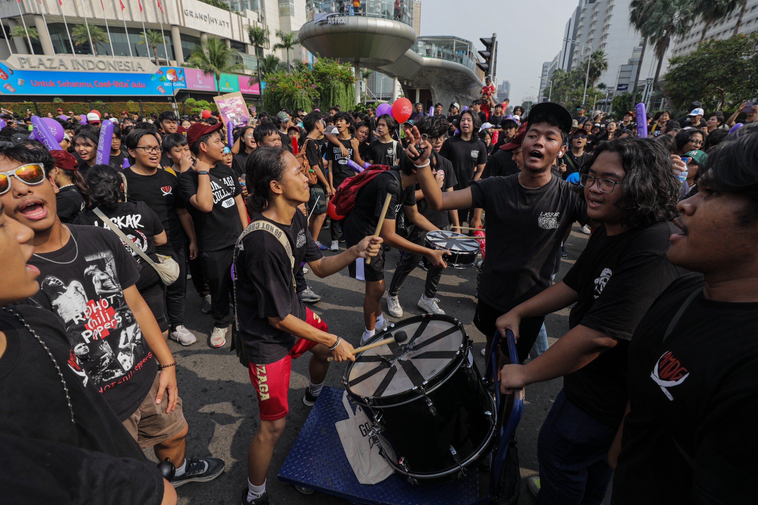 Sejumlah murid SMA Kolese Gonzaga mengikuti jalan sehat saat Gonzaga Sunday Festival 2024 pada Hari Bebas Kendaraan Bermotor di kawasan Bundaran Hotel Indonesia, Jakarta, Minggu (6/10/2024). (Sumber foto: Hypeabis.id/Arief Hermawan P)