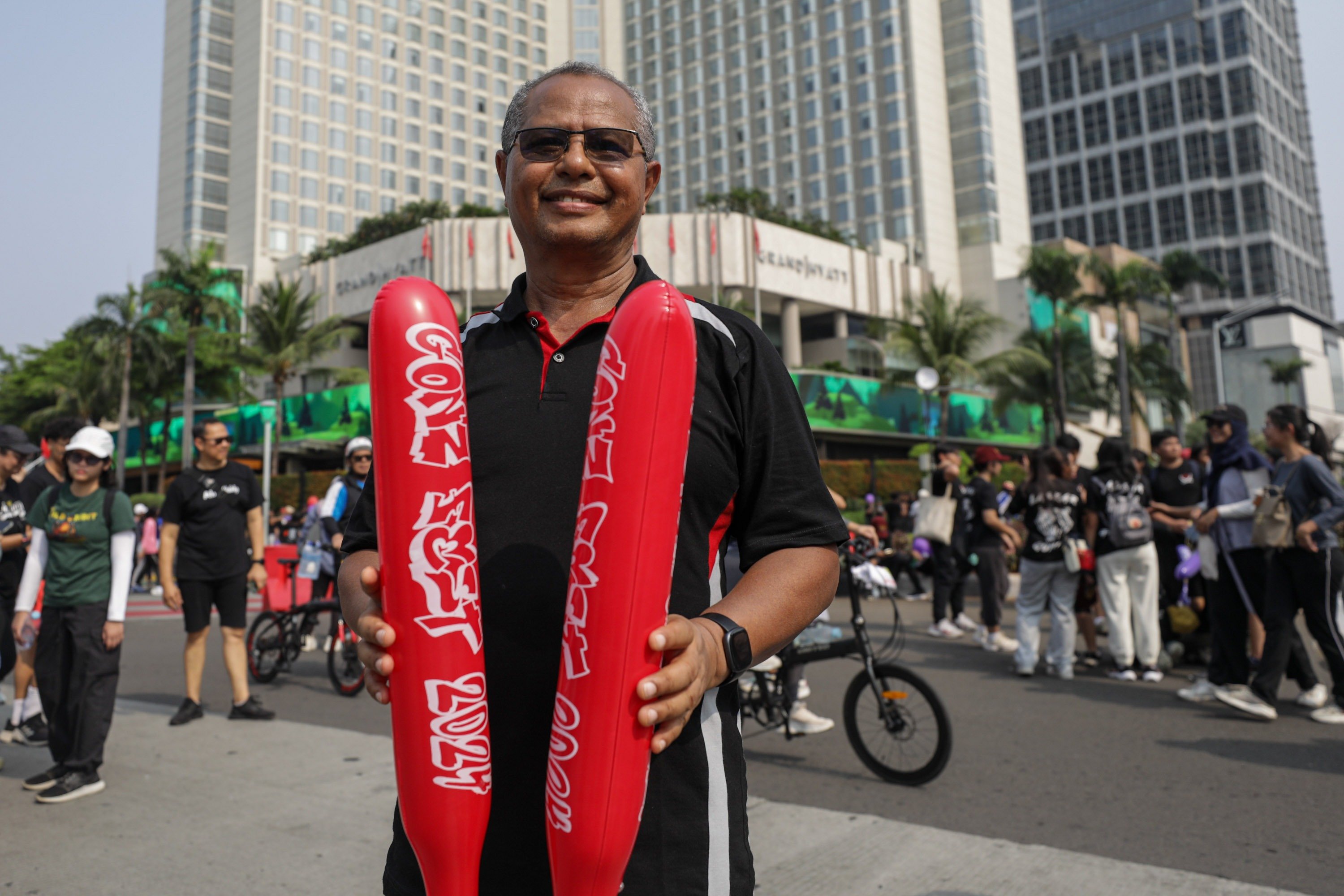 Kepala SMA Kolese Gonzaga, Pater Eduard Calistus Ratu Dopo berpose saat Gonzaga Sunday Festival 2024 pada Hari Bebas Kendaraan Bermotor di kawasan Bundaran Hotel Indonesia, Jakarta, Minggu (6/10/2024).