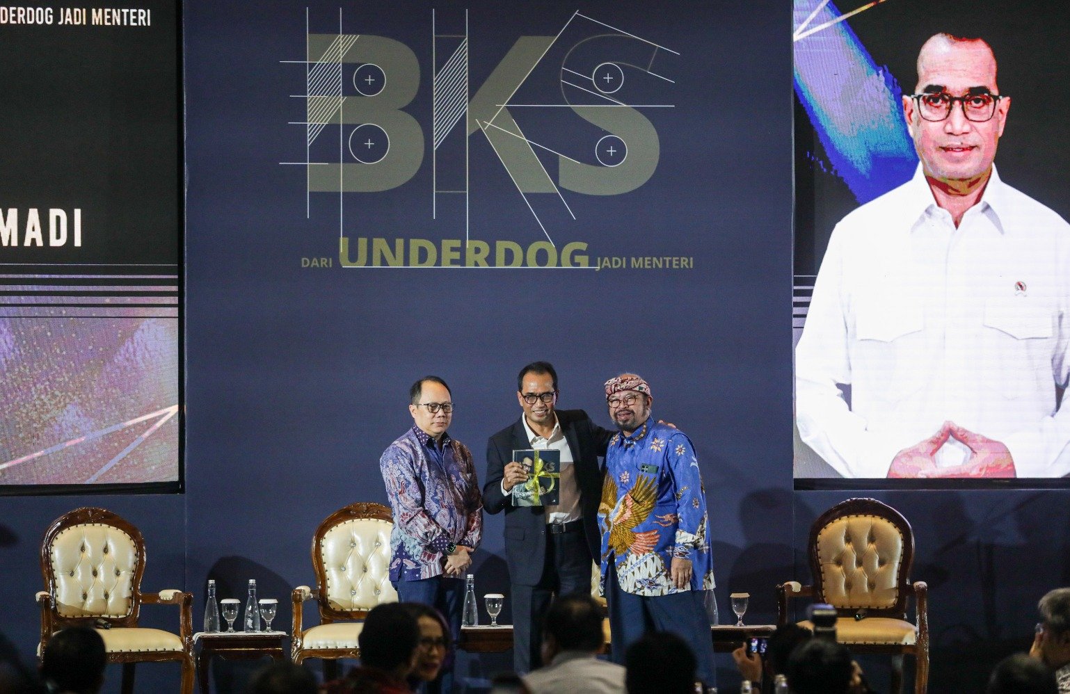 Menteri Perhubungan Budi Karya Sumadi (tengah), Penulis Buku Ninok Leksono Darmawan (kanan) dan Wartawan Senior Sutta Dharmasaputra berfoto saat Peluncuran Buku BKS Dari Underdog Jadi Menteri di Ciputra Artpreneur, Jakarta, Selasa (8/10/2024)