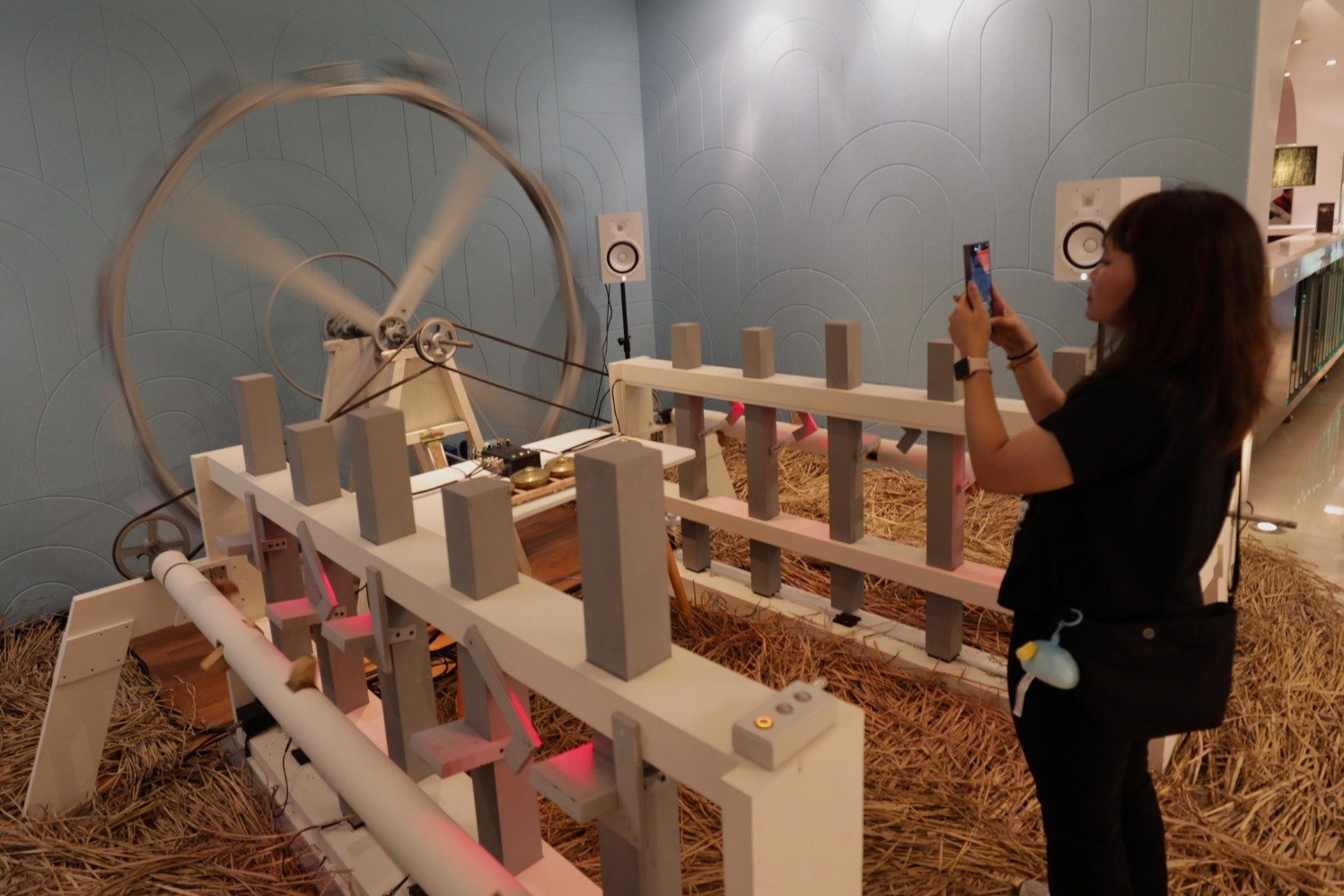 Seorang pengunjung sedang menikmati sebuah karya yang dipajang di ICAD 2024, di hotel Grandkemang, Jakarta Selatan. (Sumber gambar: Hypeabis.id/Fanny K)