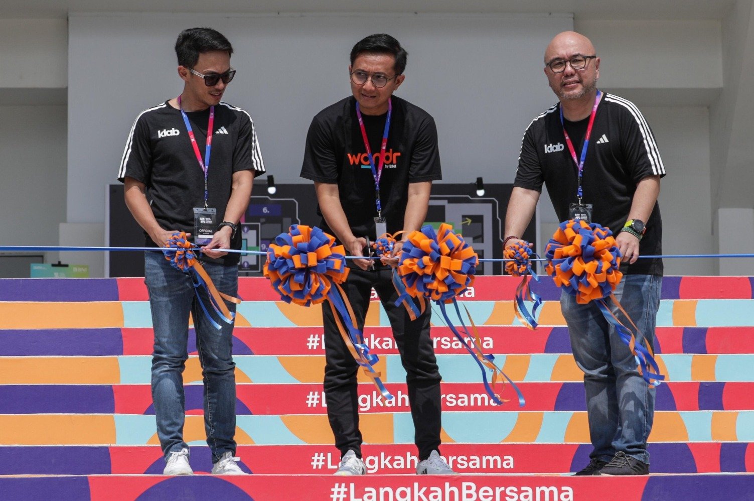 Race Director wondr Jakarta Running Festival 2024 Donny Tjahyadikarta (darinkiri), Division Head of Marketing Communication PT Bank Negara Indonesia (Persero) Tbk. Duardi Prihandiko, dan Direktur Utama PT Kelompok Lari Anak Bangsa (Klab) Dickie Widjaja saat pembukaan Jakarta Running Festival 2024 secara simbolis di Jakarta, Kamis (10/10/2024). (sumber gambar: Hypeabis.id/Fanny Kusumawardhani)