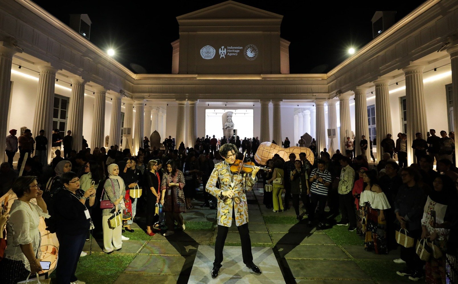 Violist Iskandar Widjaja menghibur pengunjung saat seremoni Pembukaan Museum Nasional Indonesia (MNI), Jakarta, Jumat (11/10/2024).