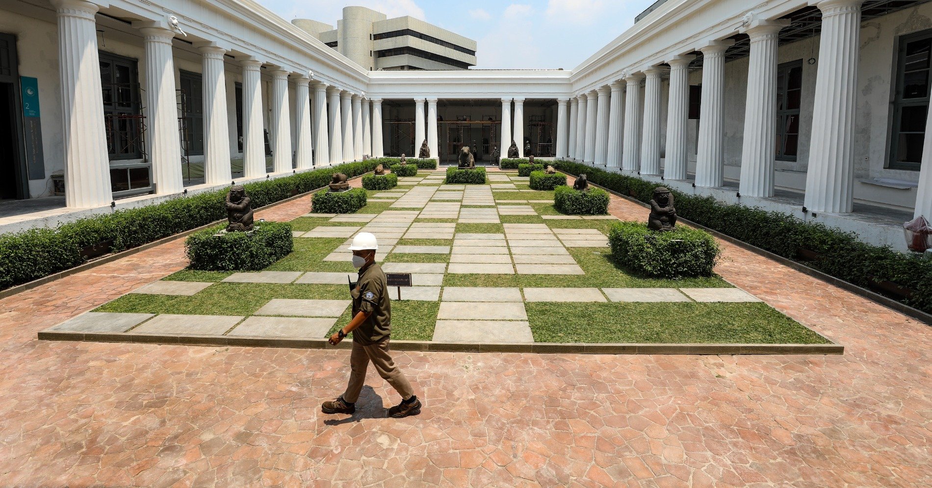 Seorang petugas melintas di Taman Arca  Museum Nasional Indonesia saat direvitalisasi pada Selasa (17/9/24).  (sumber gambar: Hypeabis.id/Abdurachman)