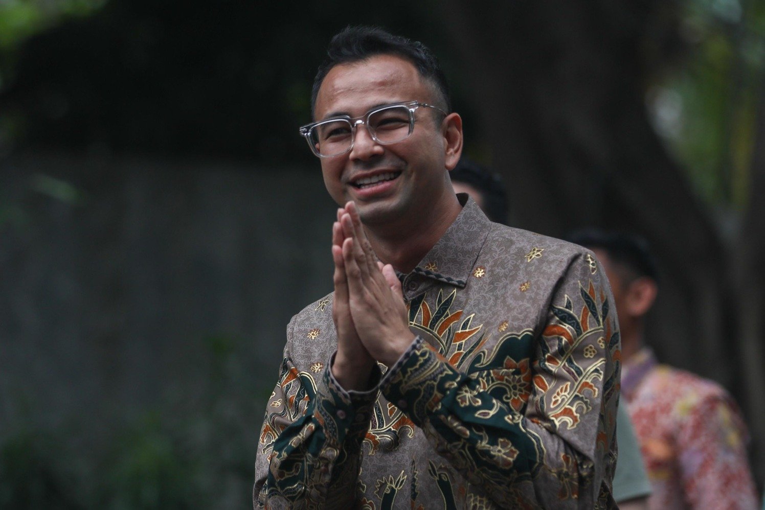 Artis Raffi Ahmad menyapa wartawan setibanya di kediaman Presiden Terpilih Prabowo Subianto di Jakarta, Selasa (15/10/2024).