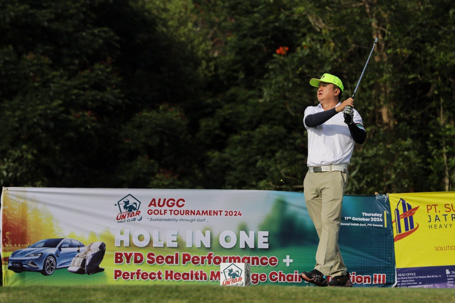 Ketua Panitia Joni Phangestu melakukan pukulan saat Alumni Universitas Tarumanegara Golf Club (AUGC) Golf Tournament 2024 di Damai Indah Golf PIK Course, Jakarta, Kamis (17/10/2024).