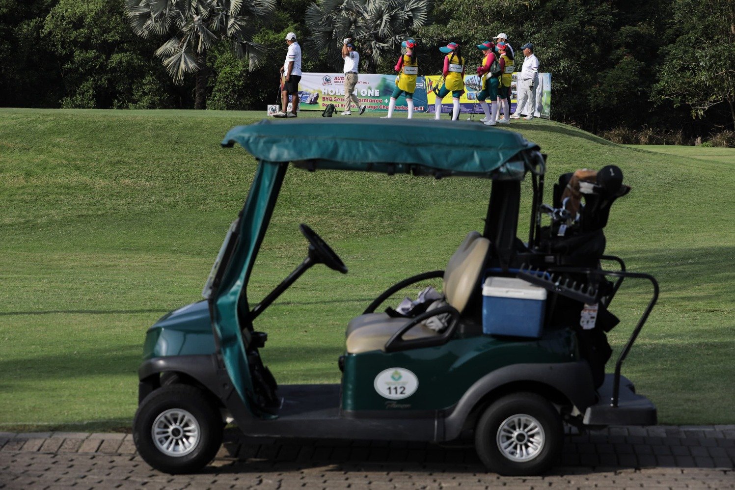 Ketua Panitia Joni Phangestu melakukan pukulan saat Alumni Universitas Tarumanegara Golf Club (AUGC) Golf Tournament 2024 di Damai Indah Golf PIK Course, Jakarta, Kamis (17/10/2024).