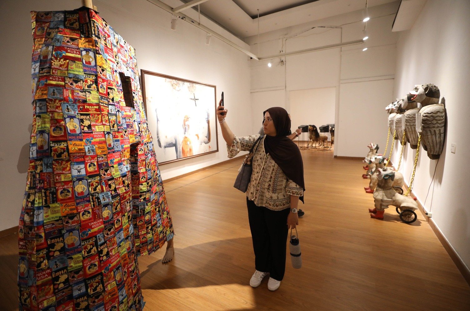 dalam pameran  Flaneur: Kembara Lintas Dunia di Gedung A, Galeri Nasional Indonesia pada Kamis (17/10/24) (Sumber gambar: Hypeabis.id/Eusebio Chrysnamurti)