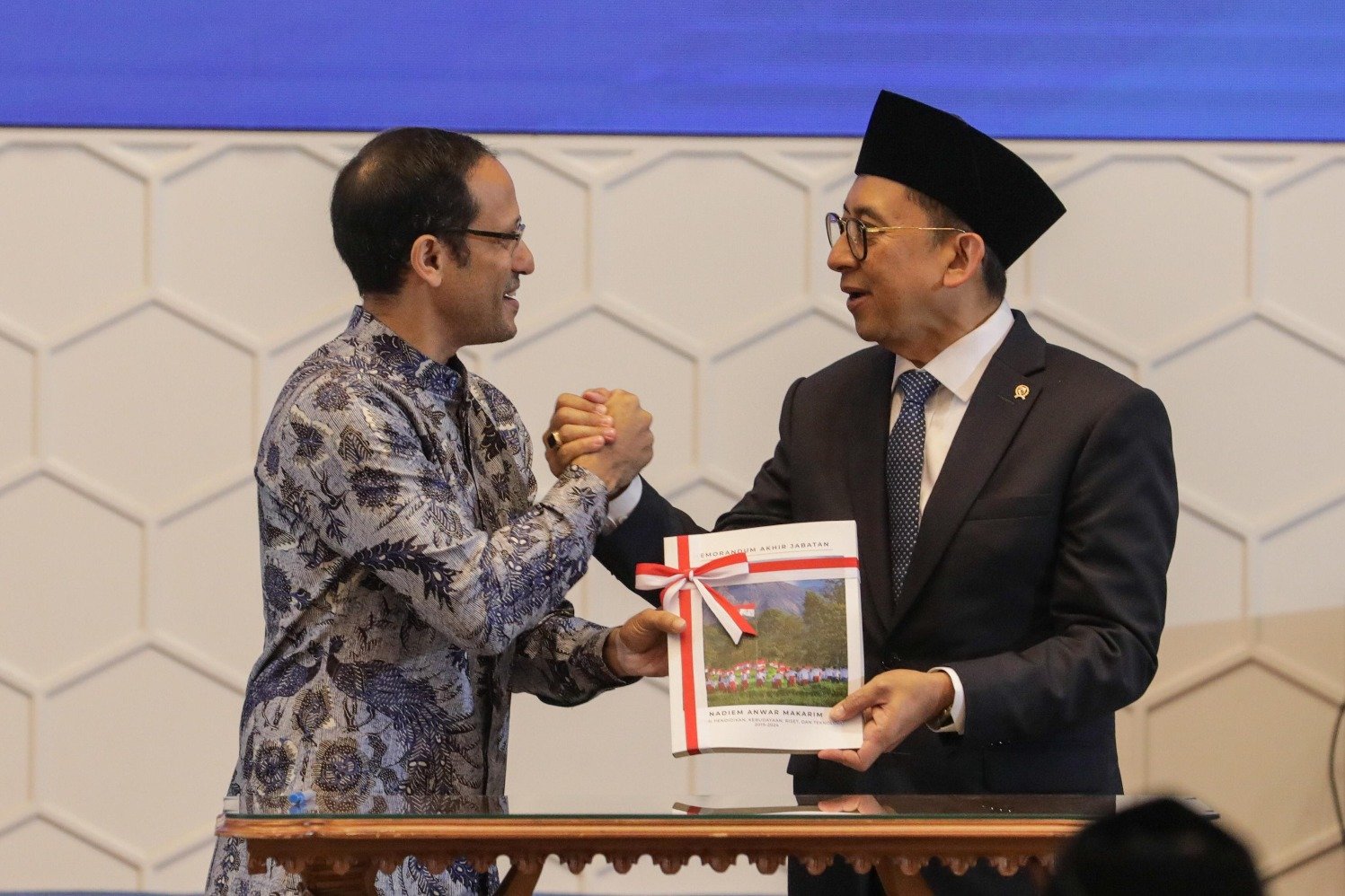 Menteri Kebudayaan Fadli Zon dan eks Mendikbudristek Nadiem Makarim saat serah terima jabatan di gedung Kemendikbudristek (Sumber gambar: Hypeabis.id/Fanny Kusumawardhani)