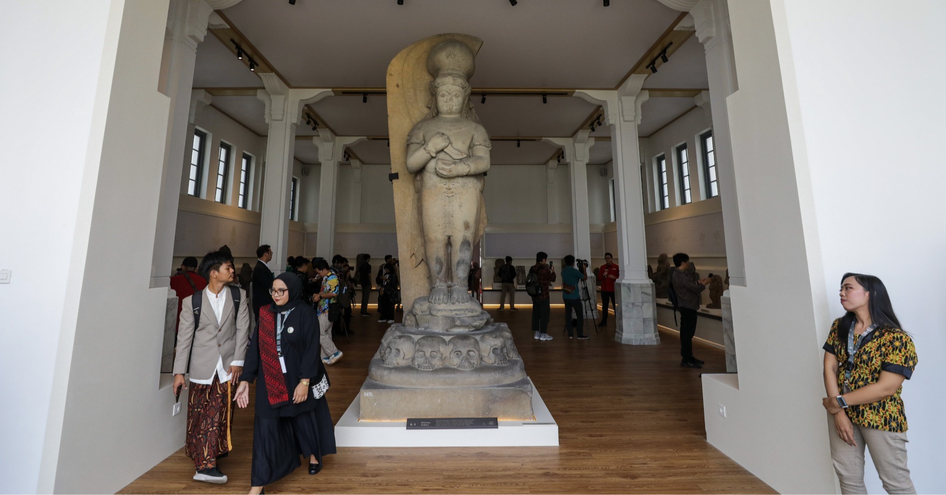 Sejumlah wartawan mengamati koleksi di Rotunda saat press tour di Museum Nasional Indonesia (MNI), Jakarta, Jumat (11/10/2024). (Sumber gambar: Hypeabis.id/Arief Hermawan P)