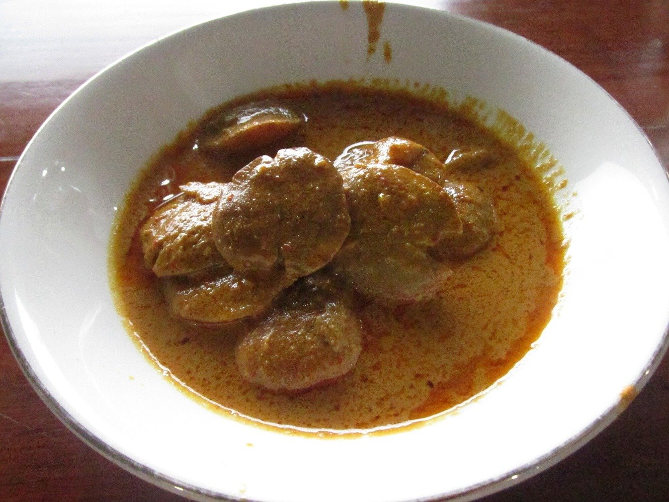 Ilustrasi gulai jengkol. (Sumber gambar: Wikimedia Commons)