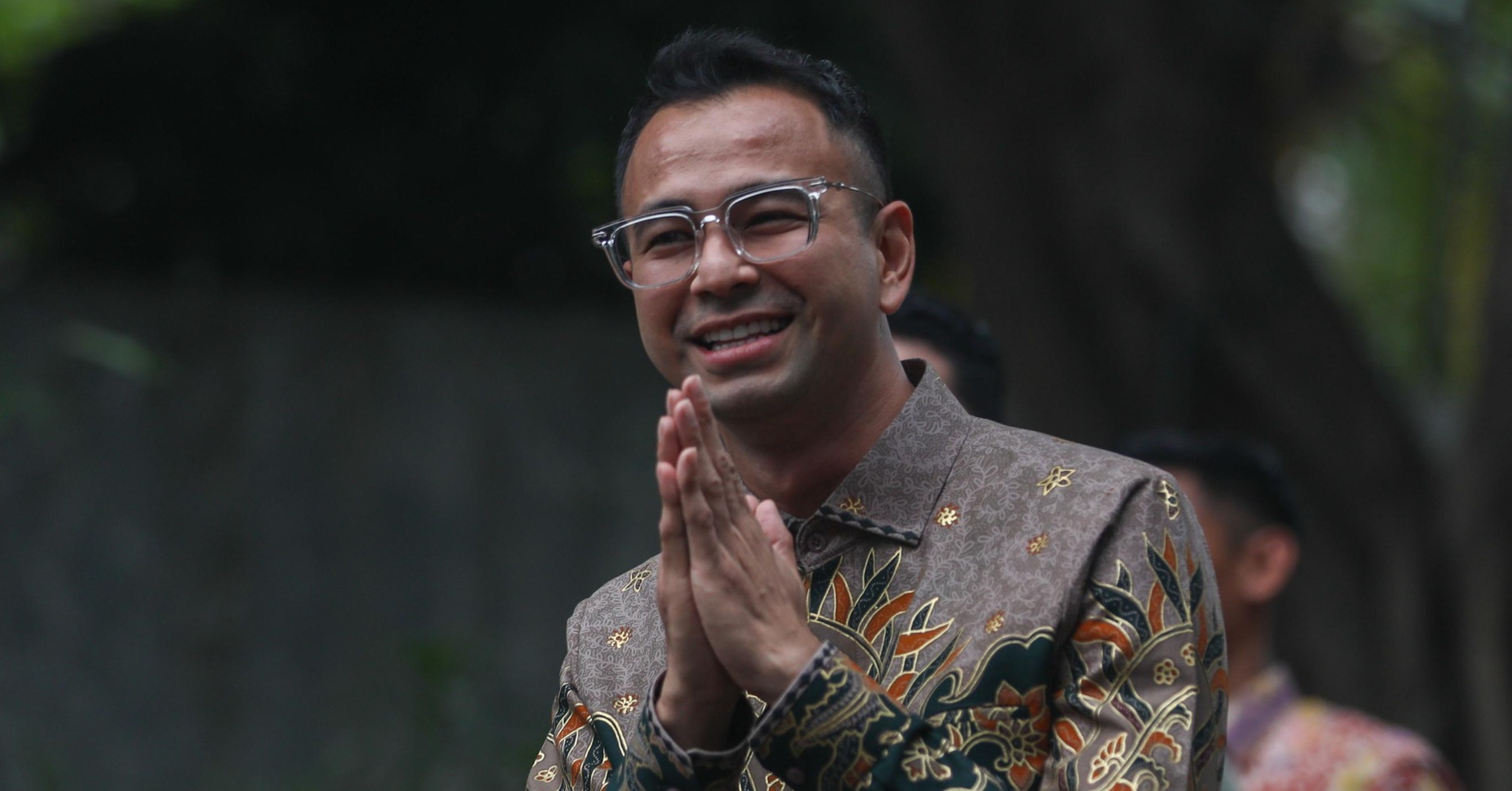 Artis Raffi Ahmad menyapa wartawan setibanya di kediaman Presiden Terpilih Prabowo Subianto di Jakarta, Selasa (15/10/2024).  (Sumber gambar: Bisnis/Himawan L Nugraha)