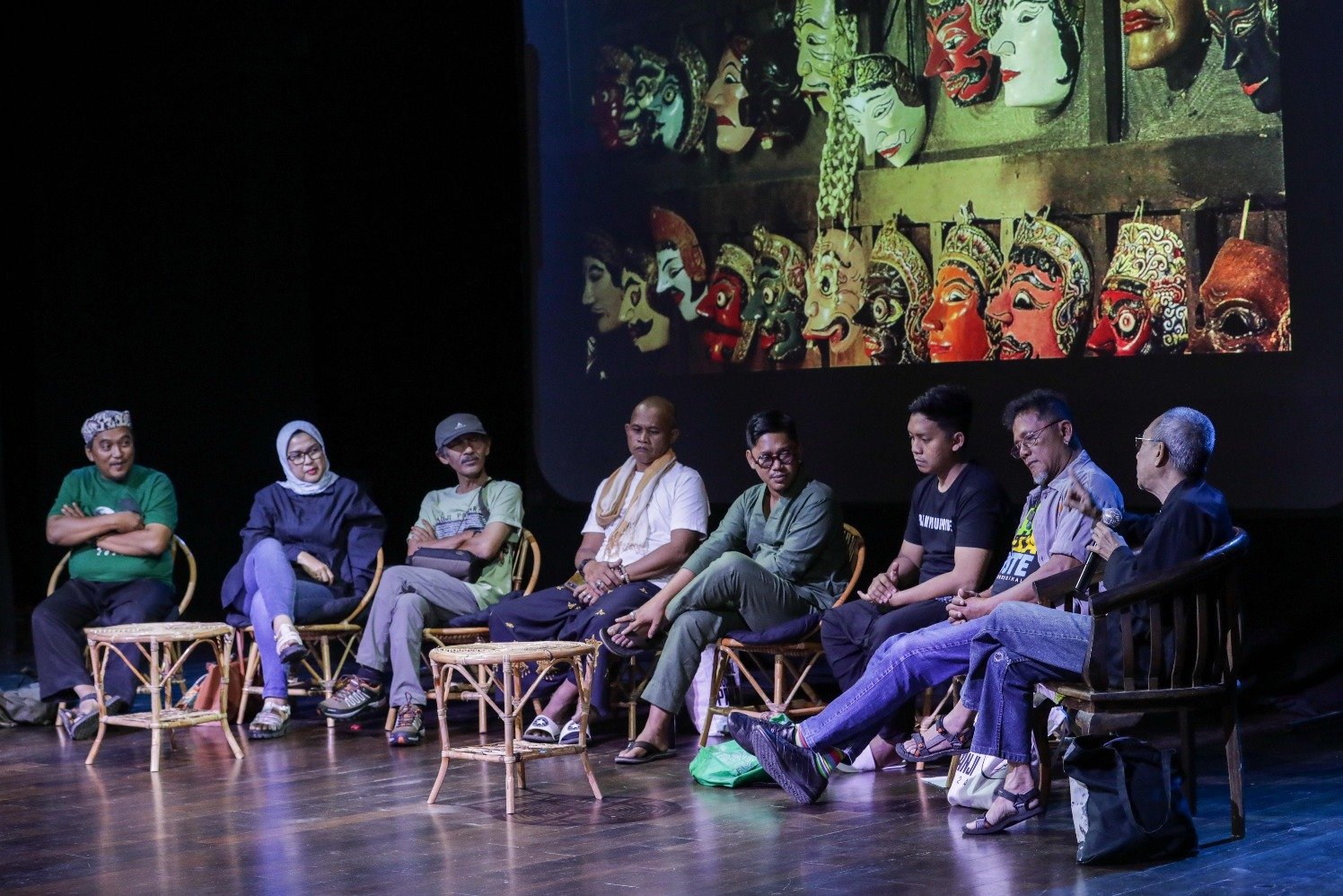 Tari Topeng Mimi Rasinah Edy Supriadi (dari kiri), Seniman pendamping Topeng Mimi Rasinah Hanny Herlina, Pandepokan Seni Mangun Darmo Tri Cahyono, dan  Sanggar Topeng Ghulur Hermanto memberikan paparan saat acara diskusi Festival Budaya Panji (FBP) 2024 di Gedung Kesenian Jakarta (GKJ), Jakarta, Rabu (23/10/2024).