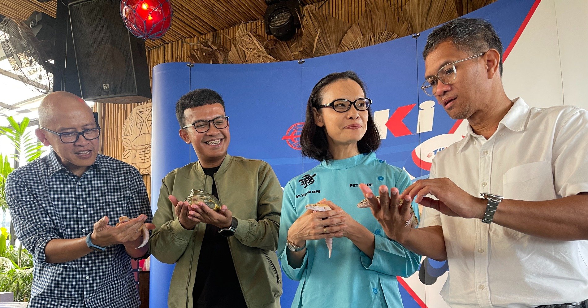 (Kanan ke kiri) Direktur National & Network TIKI, Ahmad Ferwito; drh. Yulyani Dewi; Pendiri dan Direktur Repjak, Fakhri Auzan; dan Head of Operations and IT TIKI, Edwin Widiantoro, tengah berbincang-bincang di acara diskusi bertajuk “Seluk Beluk Merawat Hingga Berbisnis Reptil”. (Sumber:Istimewa)