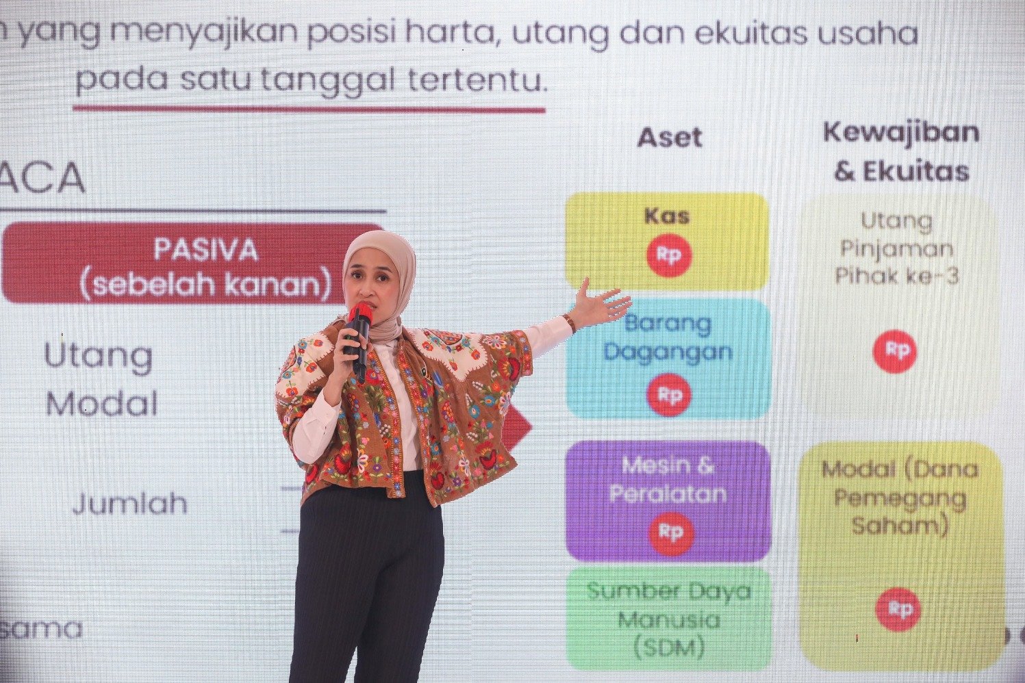 CEO Zapfinance Prita Ghozie memberikan paparan pada acara talkshow bertajuk Strategi Atur Modal Anti Boncos di gelaran Pertamina SMExpo 2024, Jakarta, Jumat (25/10/2024).  (Sumber gambar: Bisnis/Himawan L Nugraha)