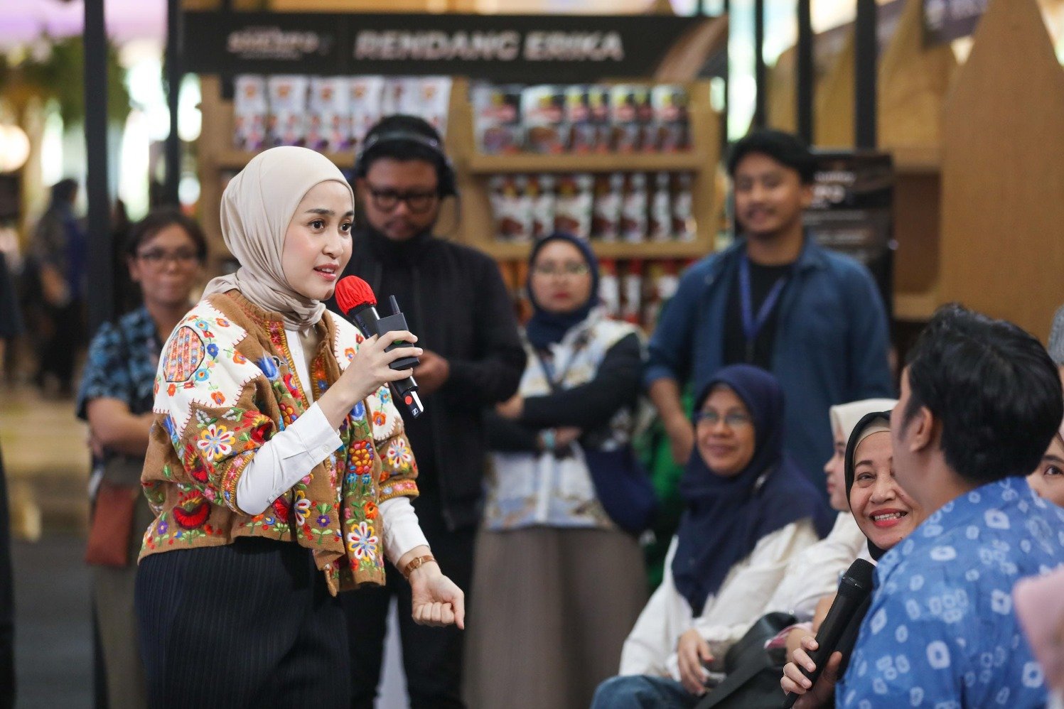 CEO Zapfinance Prita Ghozie memberikan paparan pada acara talkshow bertajuk Strategi Atur Modal Anti Boncos di gelaran Pertamina SMExpo 2024, Jakarta, Jumat (25/10/2024).  (Sumber gambar: Bisnis/Himawan L Nugraha)