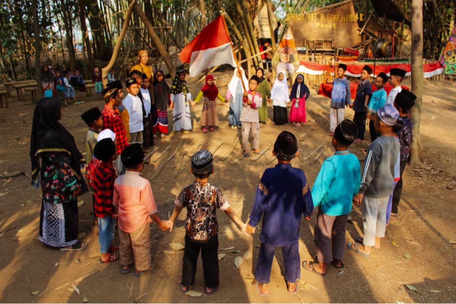 Sejumlah anak-anak melakukan kegiatan sumpah pemuda 2023 di kebun bambu desa mereka dibantu pemuda. (sumber gambar: Hypeabis.id/ Ivu Fajar Samsumar)