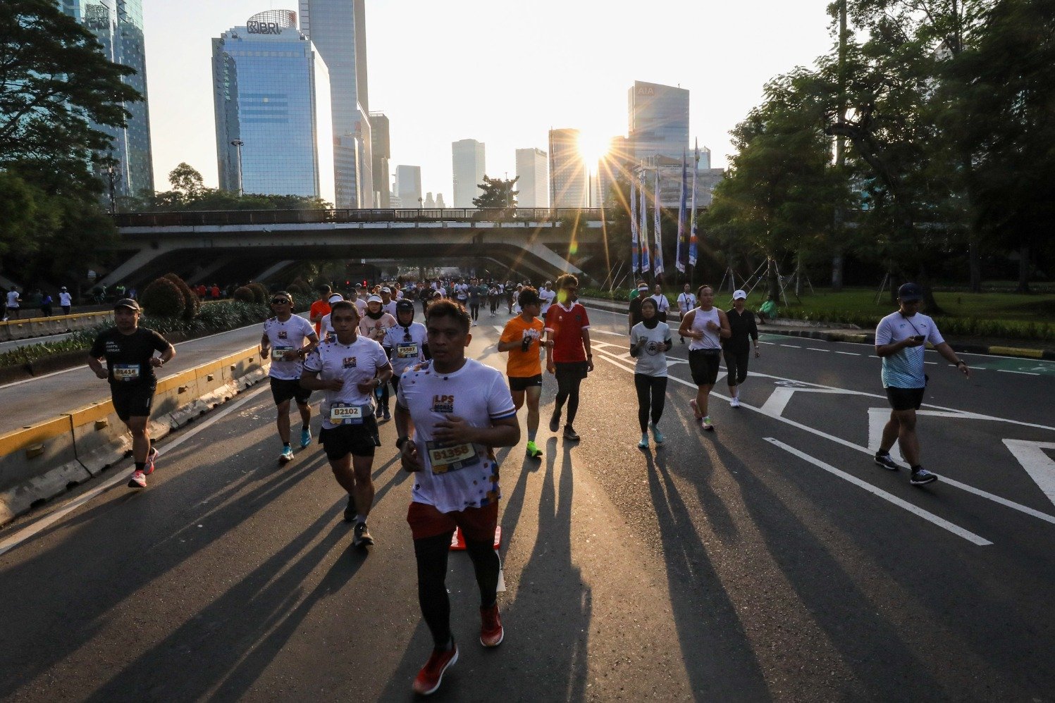 Peserta mengikuti LPS Monas Half Marathon 2024 di Jakarta, Minggu (30/6/2024). (Sumber gambar: JIBI/Bisnis/Arief Hermawan P)