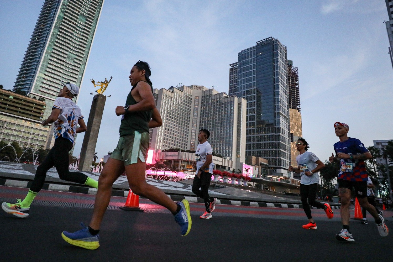 Peserta mengikuti LPS Monas Half Marathon 2024 di Jakarta, Minggu (30/6/2024). (Sumber gambar: JIBI/Bisnis/Arief Hermawan P)