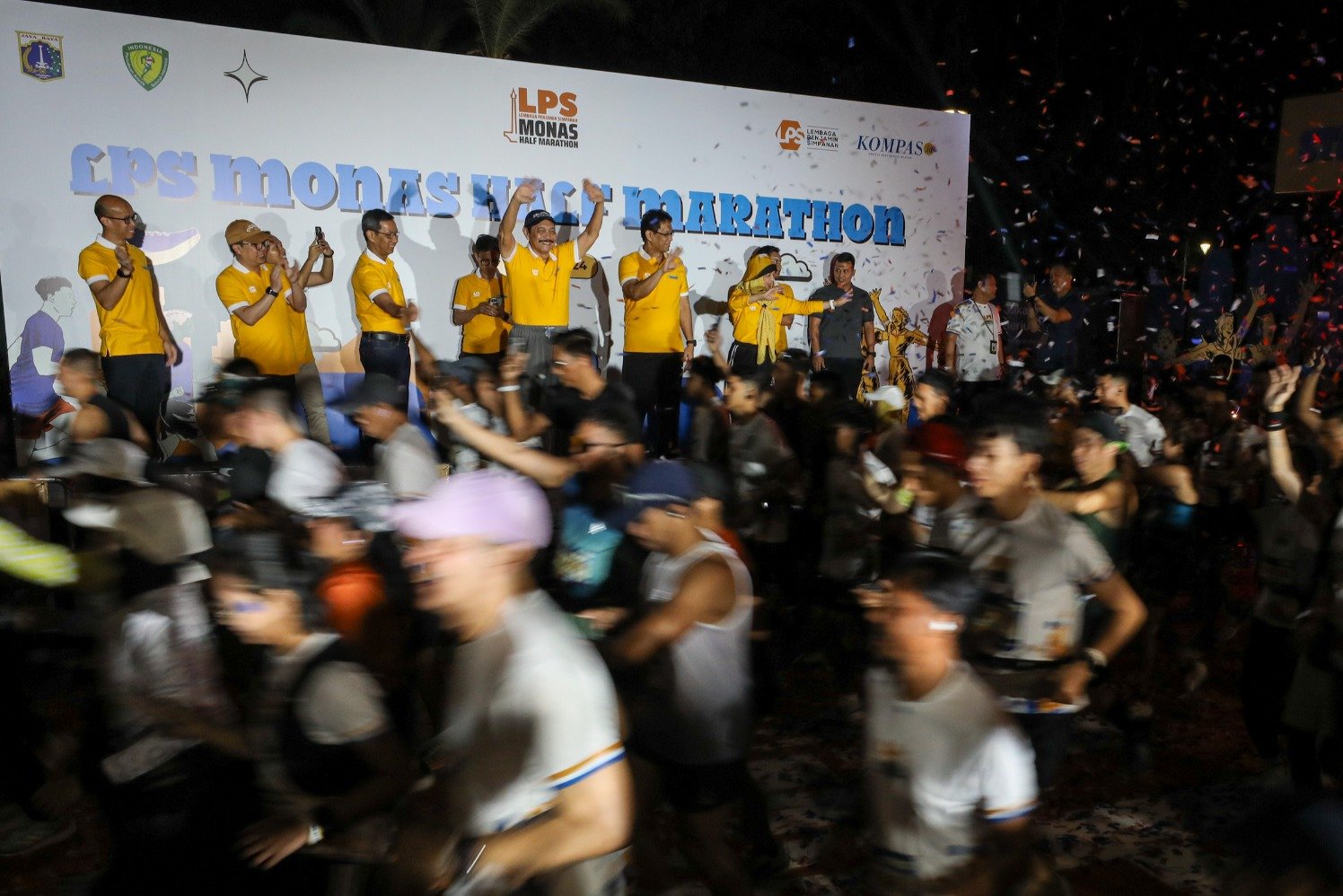 Peserta mengikuti LPS Monas Half Marathon 2024 di Jakarta, Minggu (30/6/2024). (Sumber gambar: JIBI/Bisnis/Arief Hermawan P)