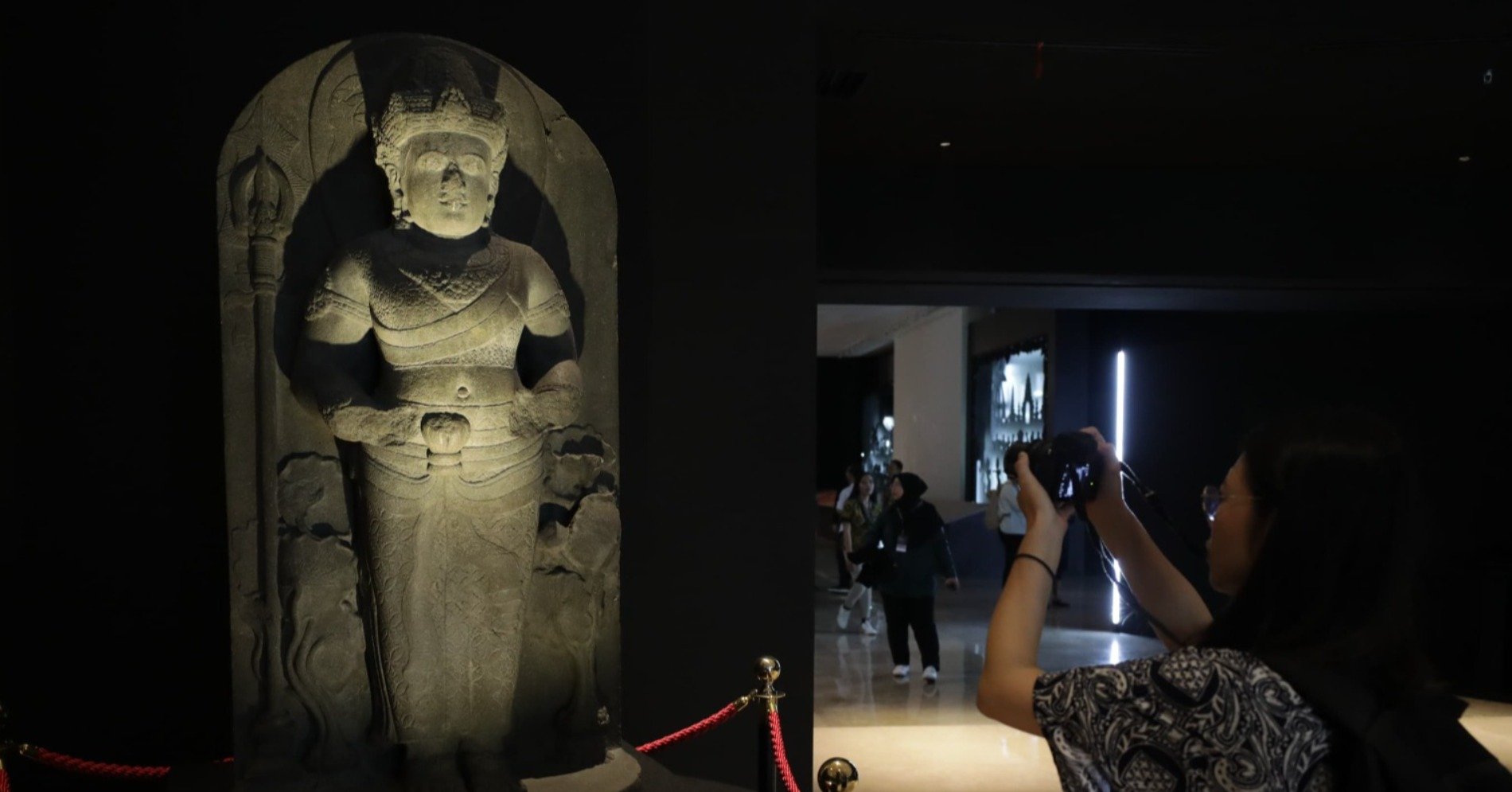 JIBI/Bisnis/Arief Hermawan P PEMBUKAAN KEMBALI MUSEUM NASIONAL INDONESIA Wartawan mengamati koleksi saat press tour di Museum Nasional Indonesia (MNI), Jakarta, Jumat (11/10/2024).