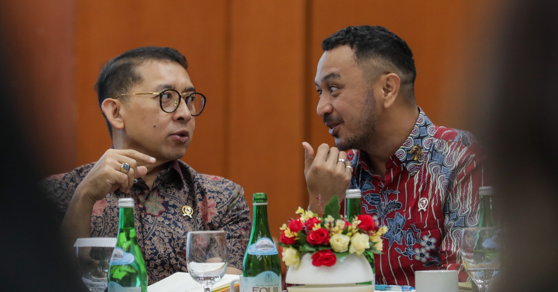 Menteri Kebudayaan Fadli Zon (kiri) dan Wakil Menteri Giring Ganesha berbincang di sela-sela acara Ngopi Pagi di Jakarta, Senin (4/11/2024). 