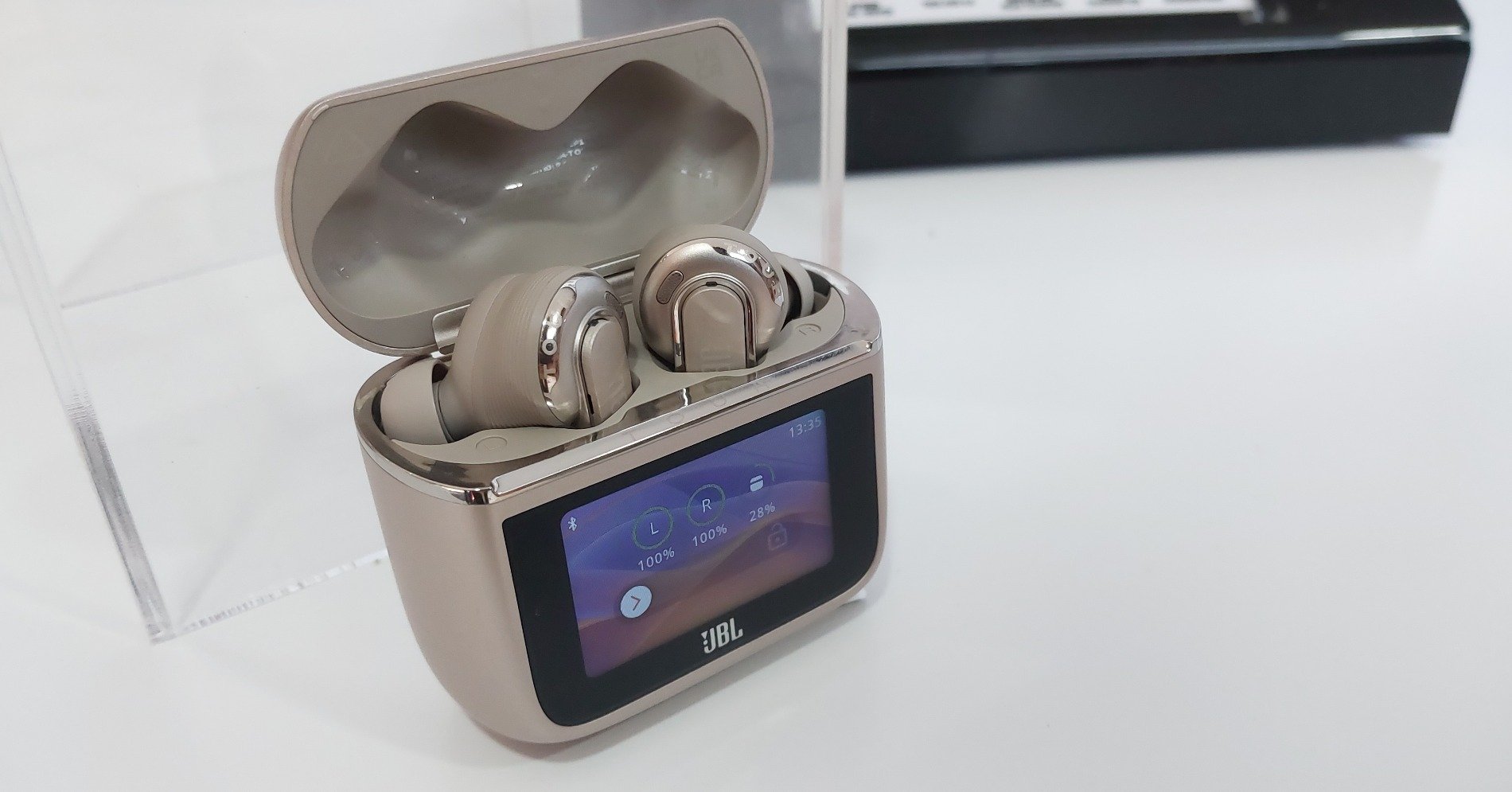 JBL Tour Pro 3. (Sumber foto: Desyinta Nuraini/Hypeabis.id