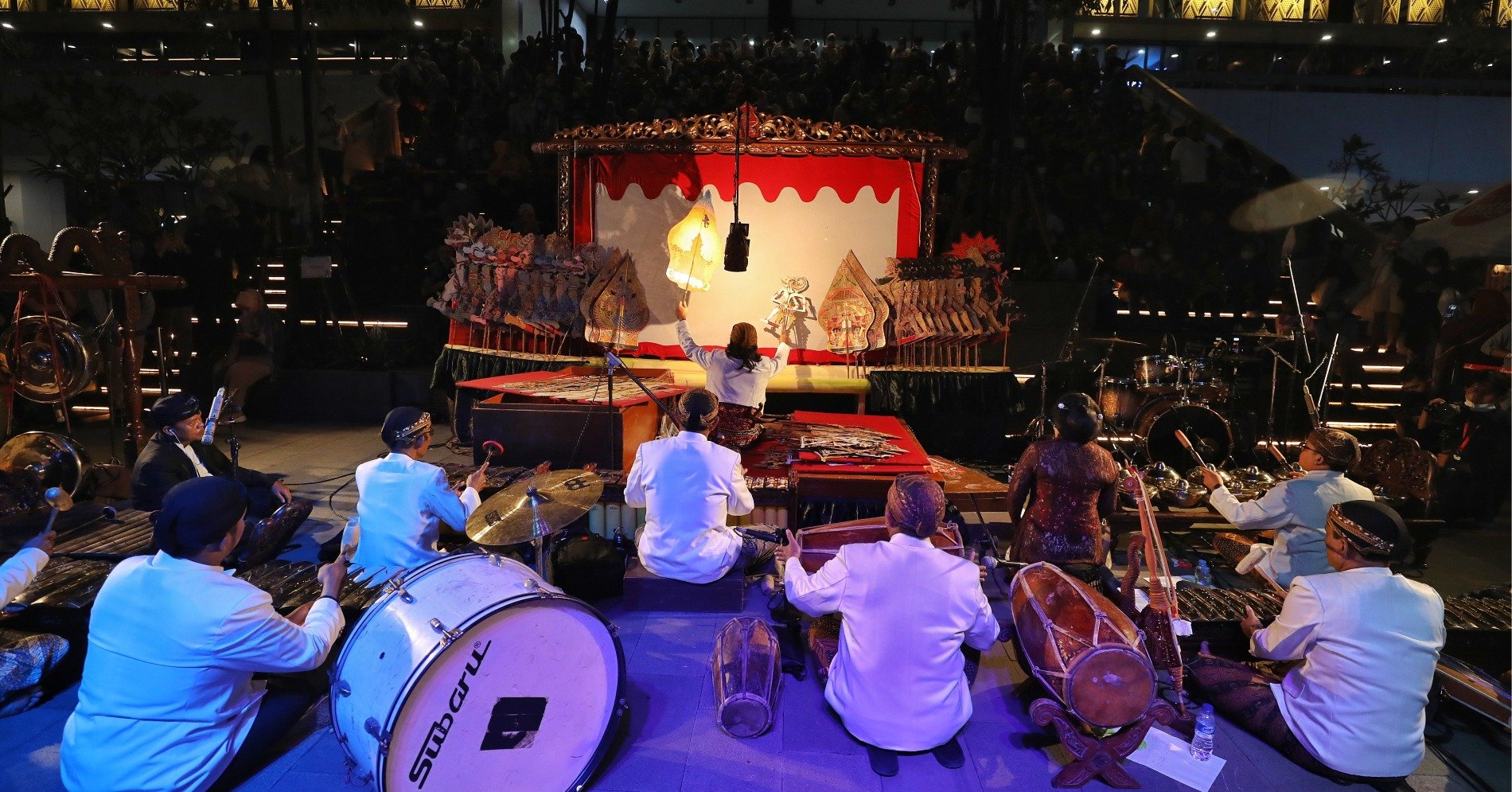 Dalang Ki Sambowo mementaskan wayang kulit di Sarinah, Jakarta, Sabtu (31/12/2022). Pementasan Wayang Kulit tersebut dilakukan untuk memeriahkan malam pergantian tahun baru 2023. (sumber gambar: Hypeabis.id/Eusebio Chrysnamurti )